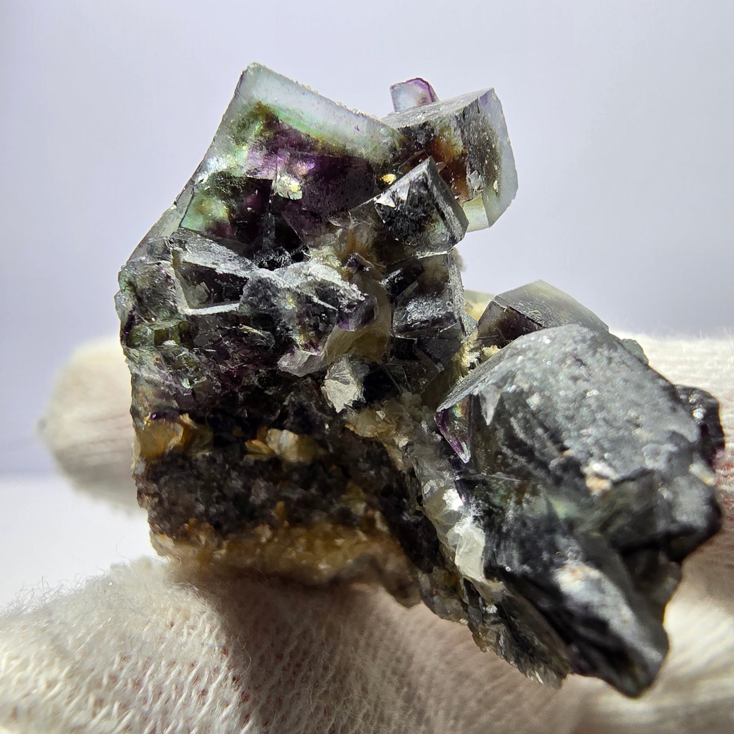 Spécimen de fluorite fantôme colorée, tourmaline scholle, muscovite, Erongo, Namibie, 43 x 31 x 25 mm