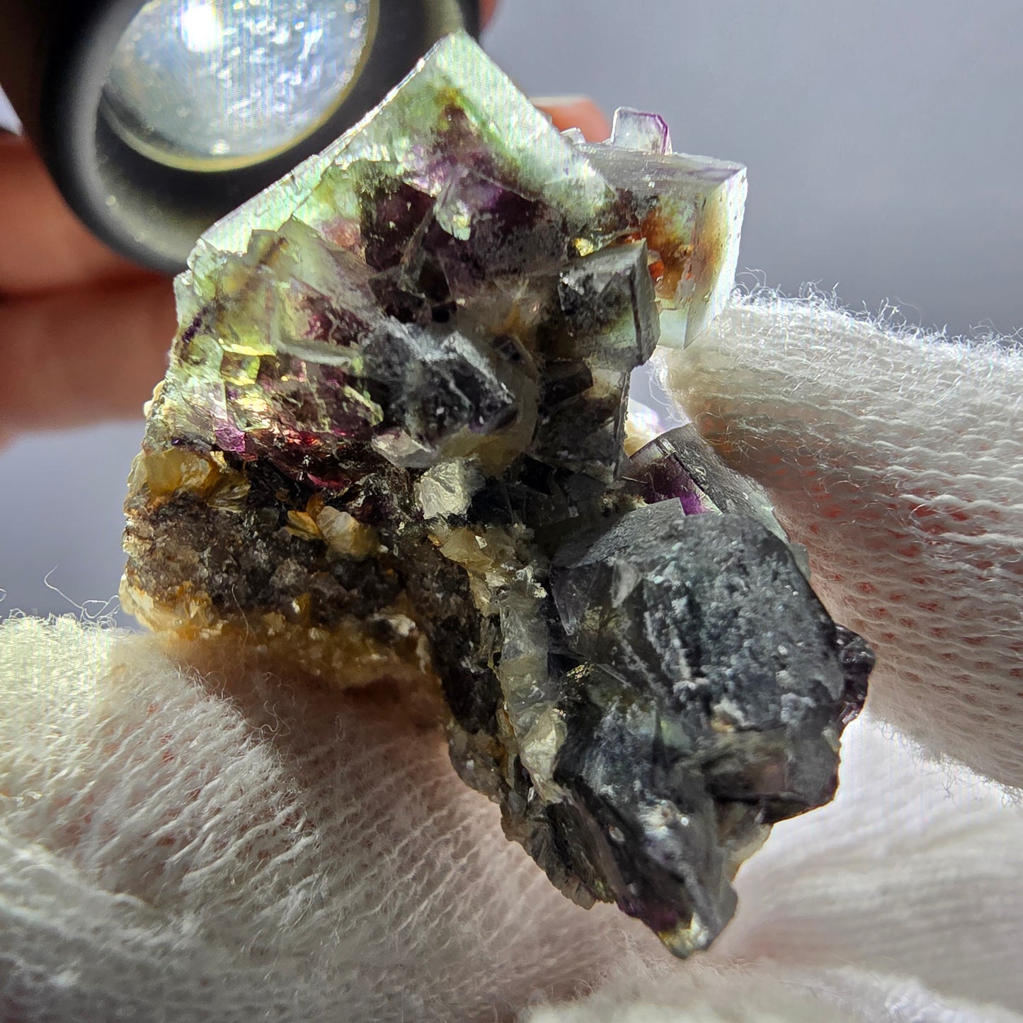 Spécimen de fluorite fantôme colorée, tourmaline scholle, muscovite, Erongo, Namibie, 43 x 31 x 25 mm