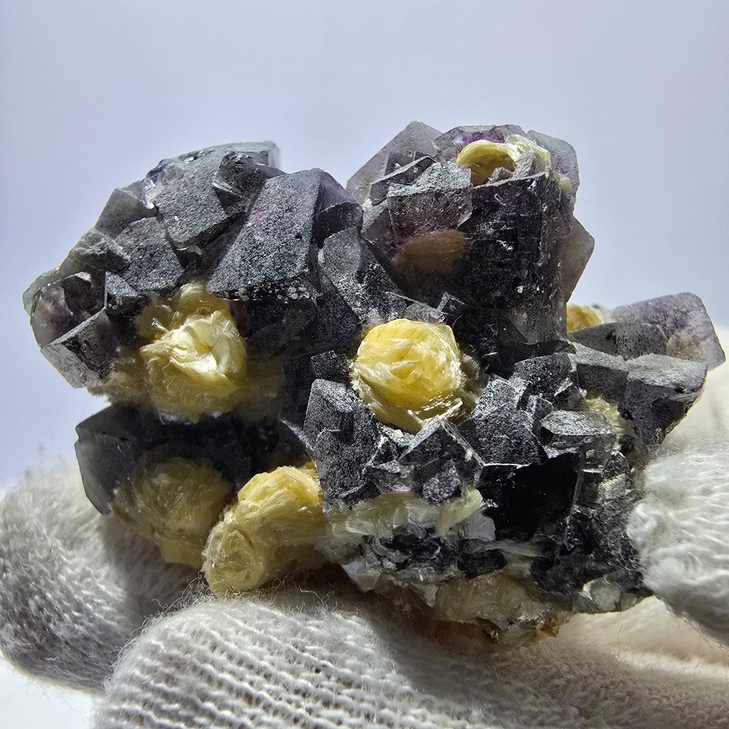 Spécimen de fluorite fantôme colorée, tourmaline schol, muscovite, hyalite, Erongo, Namibie, 42 x 28 x 29 mm