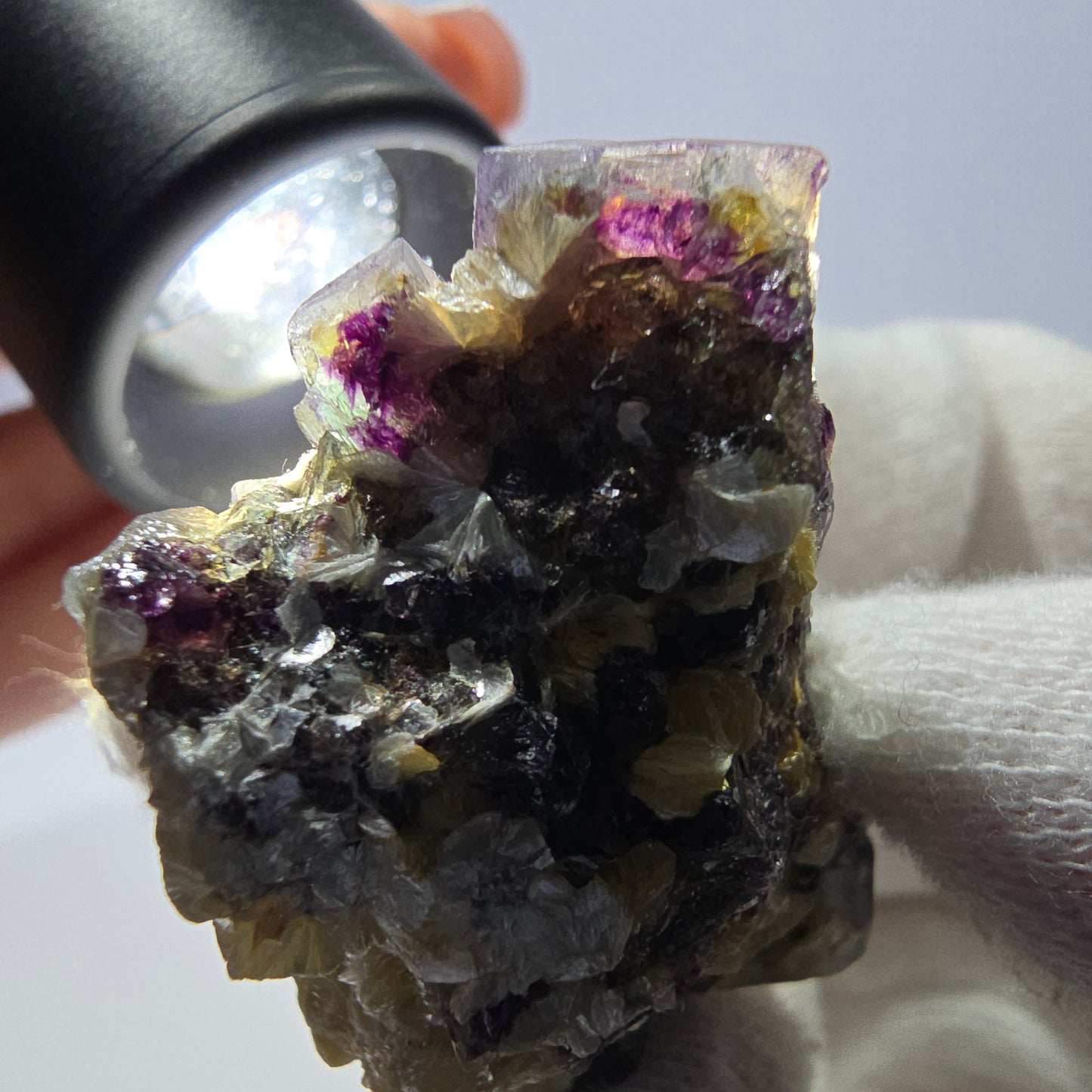 Spécimen de fluorite fantôme colorée, tourmaline schol, muscovite, hyalite, Erongo, Namibie, 42 x 28 x 29 mm