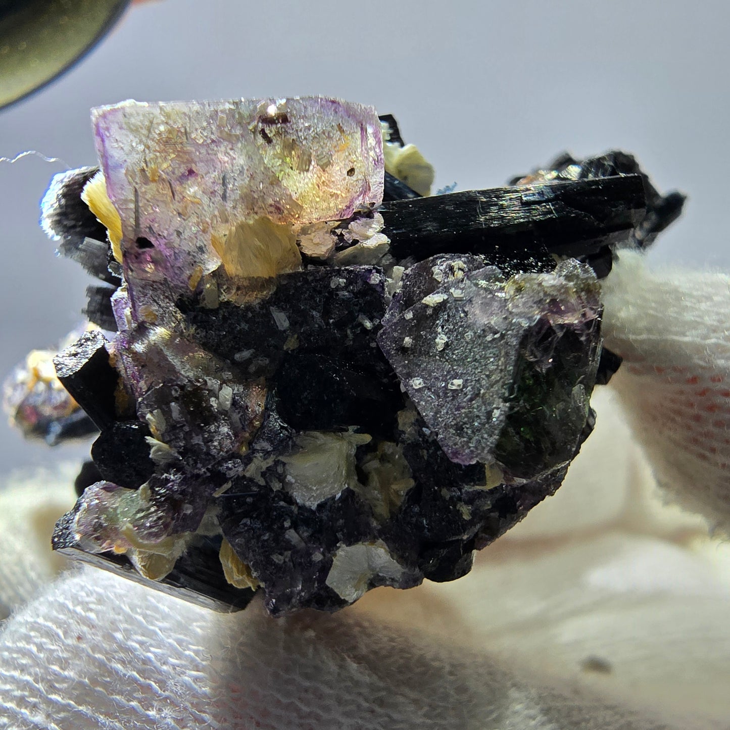 Spécimen de fluorite fantôme colorée, tourmaline scholle, muscovite, Erongo, Namibie, 49 x 41 x 28 mm