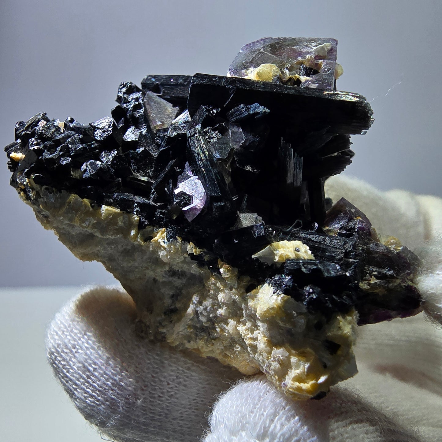 Spécimen de fluorite fantôme colorée, tourmaline scholle, muscovite, Erongo, Namibie, 49 x 41 x 28 mm