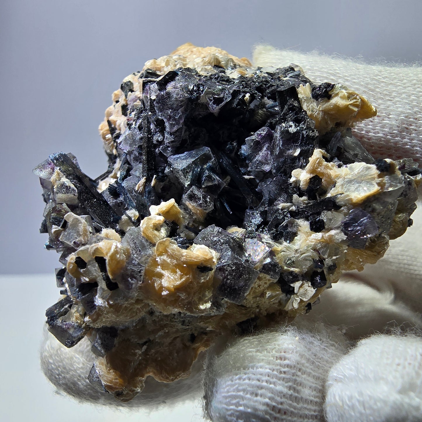 Spécimen de fluorite fantôme colorée, tourmaline scholle, muscovite, Erongo, Namibie, 54 x 49 x 40 mm