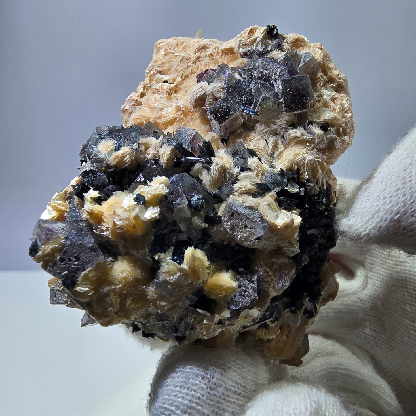 Spécimen de fluorite fantôme colorée, tourmaline scholle, muscovite, Erongo, Namibie, 54 x 49 x 40 mm