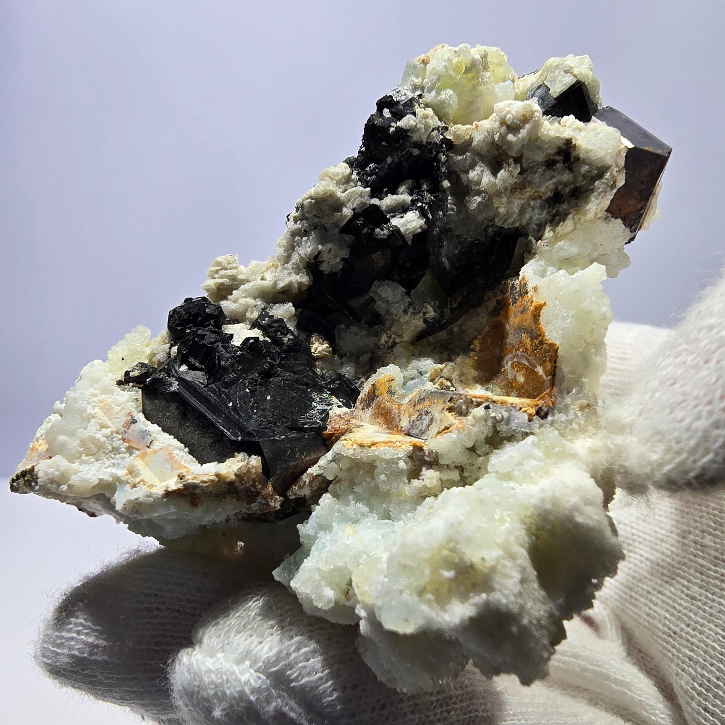 Spécimen rare d'opale hyalite (minéral UV) de tourmaline Schorl, Erongo, Namibie, 64 x 50 x 36 mm