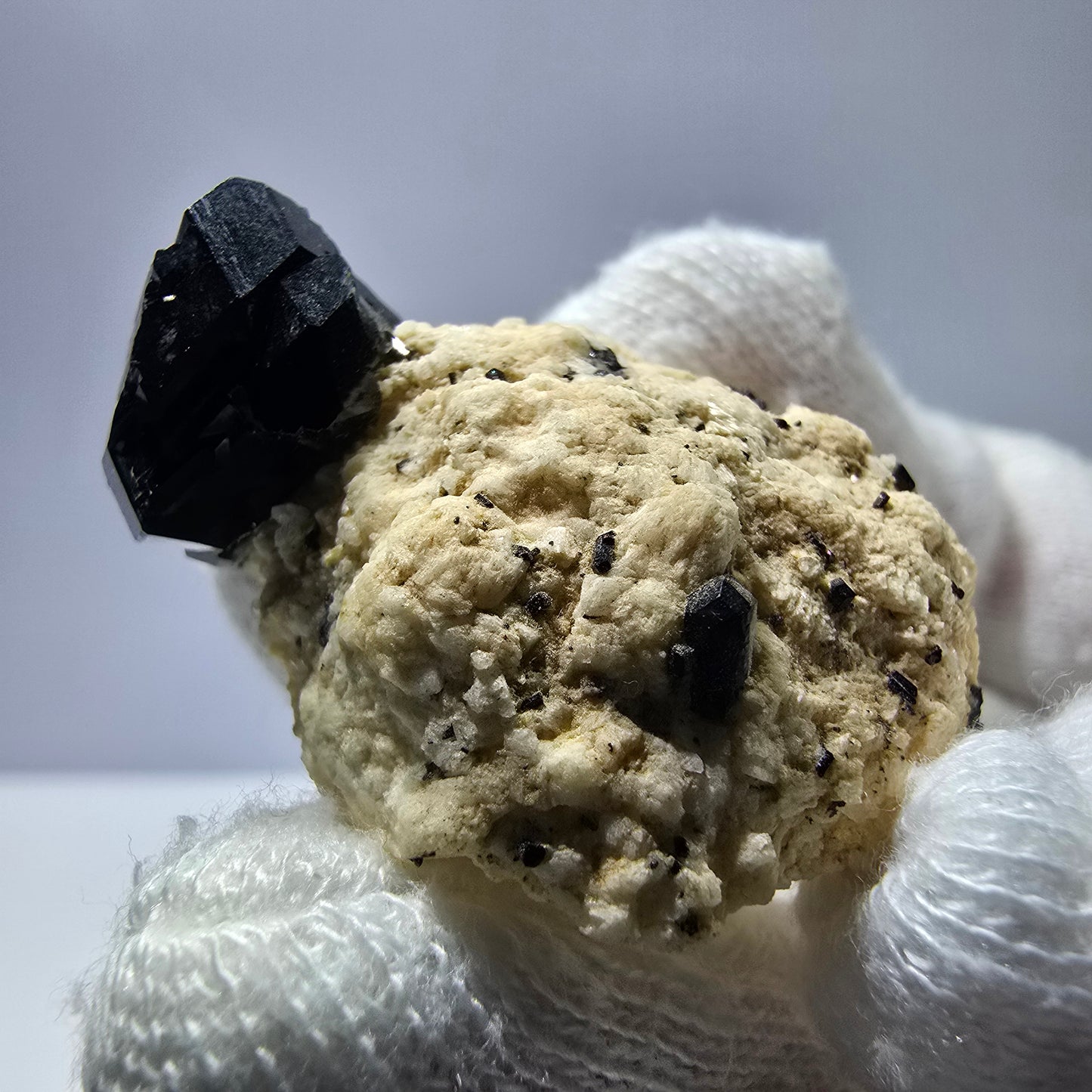 Tourmaline Schorl rare sur amas d'orthose à Erongo, Namibie