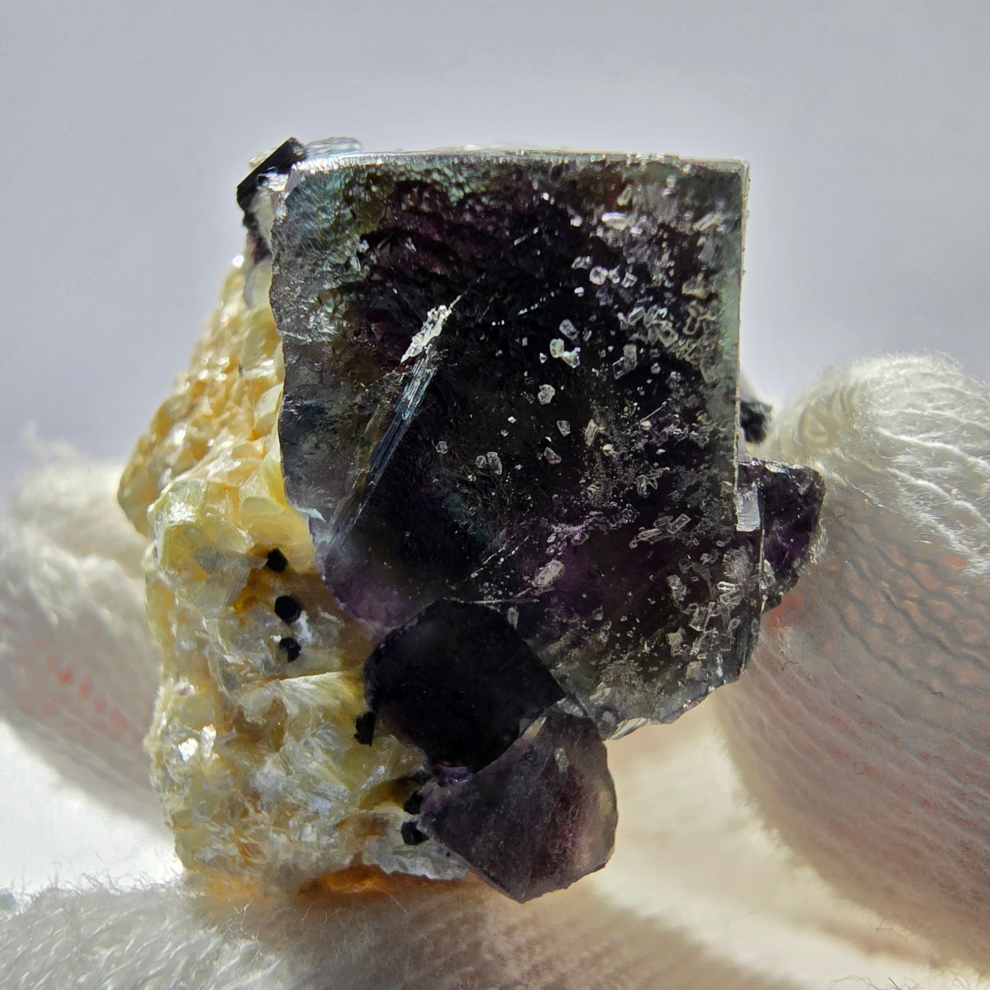 Fluorite fantôme colorée, tourmaline schol, muscovite, hyalite, Erongo, Namibie, 30 x 25 x 25 mm