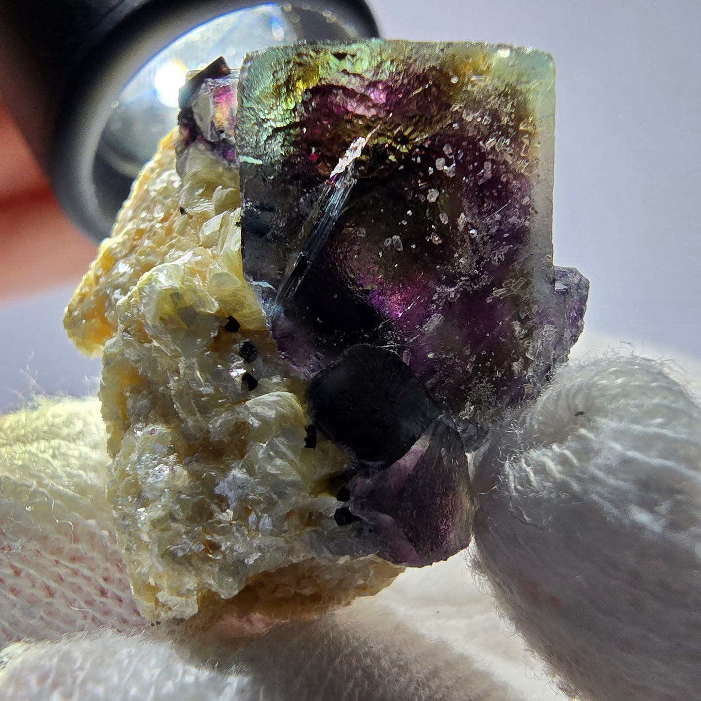 Fluorite fantôme colorée, tourmaline schol, muscovite, hyalite, Erongo, Namibie, 30 x 25 x 25 mm