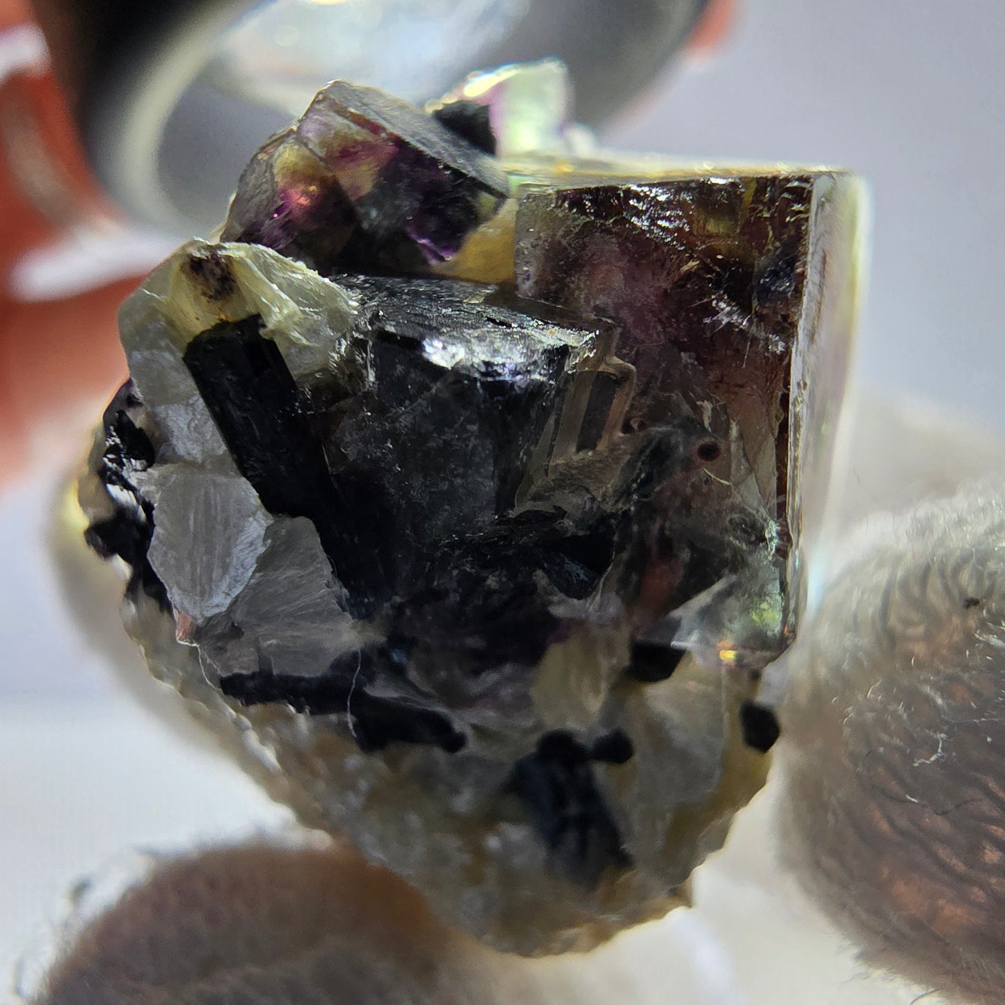 Fluorite fantôme colorée, tourmaline schol, muscovite, hyalite, Erongo, Namibie, 30 x 25 x 25 mm
