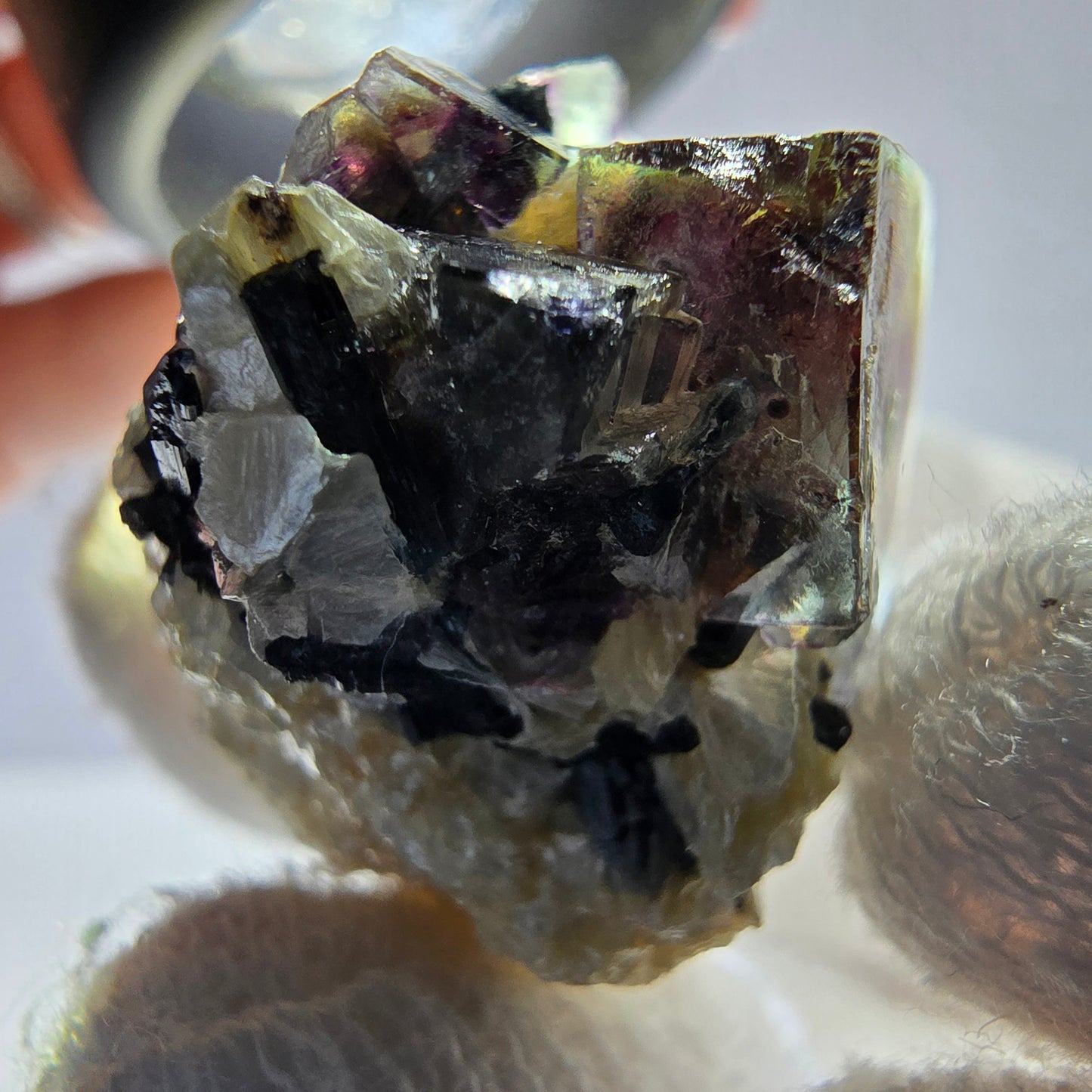 Fluorite fantôme colorée, tourmaline schol, muscovite, hyalite, Erongo, Namibie, 30 x 25 x 25 mm