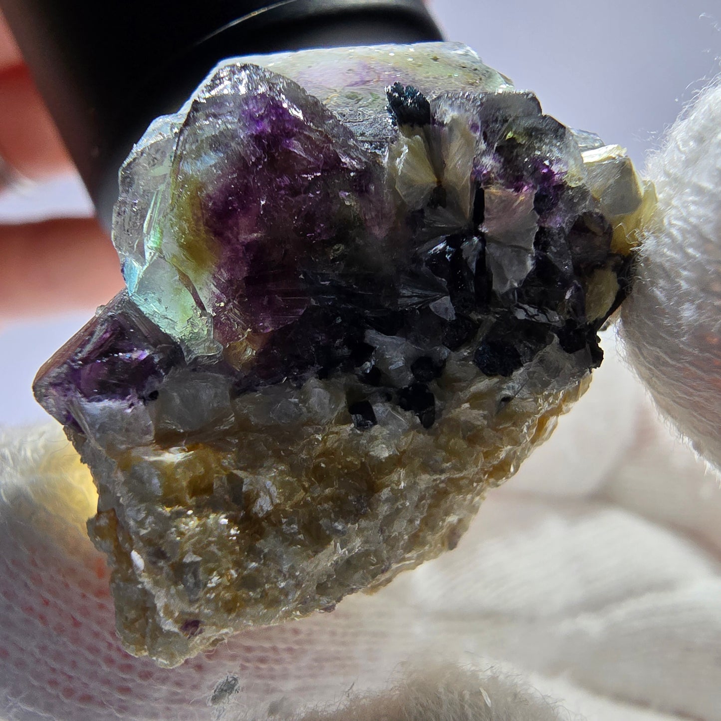 Fluorite fantôme colorée, tourmaline schol, muscovite, hyalite, Erongo, Namibie, 30 x 25 x 25 mm