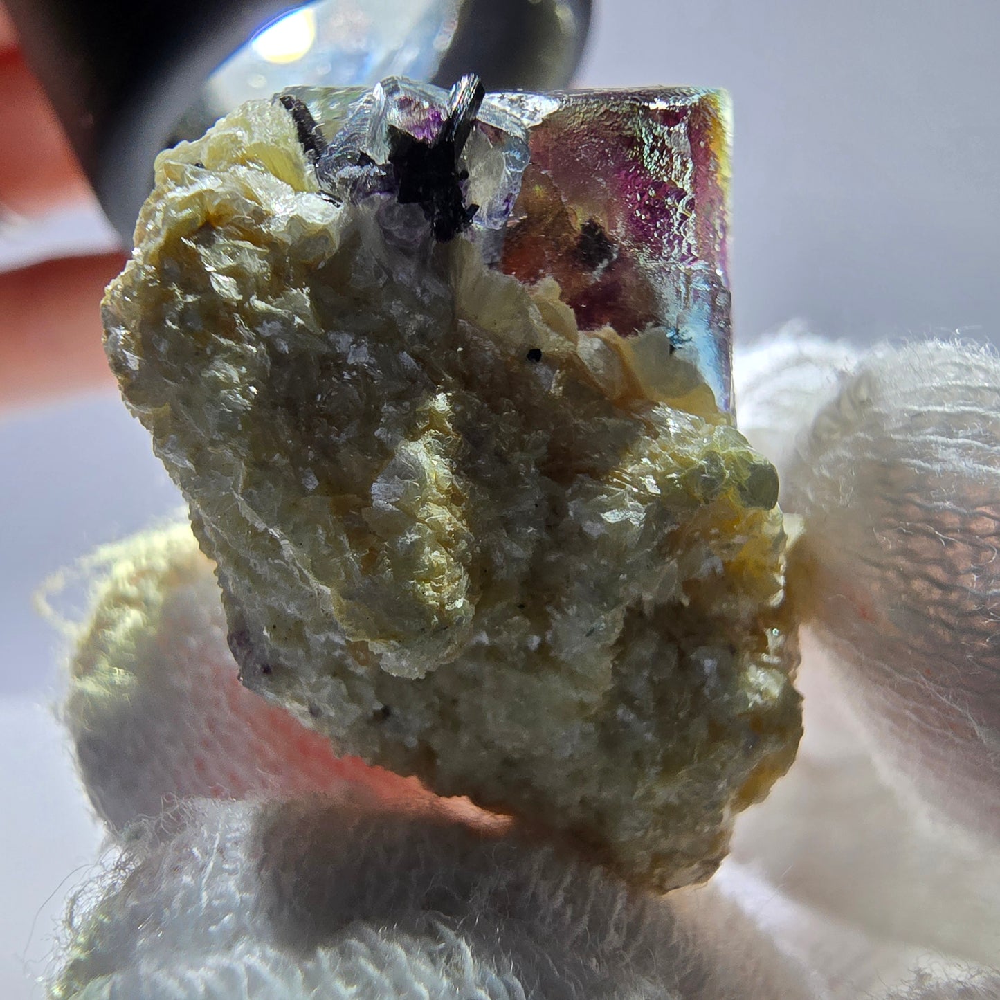 Fluorite fantôme colorée, tourmaline schol, muscovite, hyalite, Erongo, Namibie, 30 x 25 x 25 mm