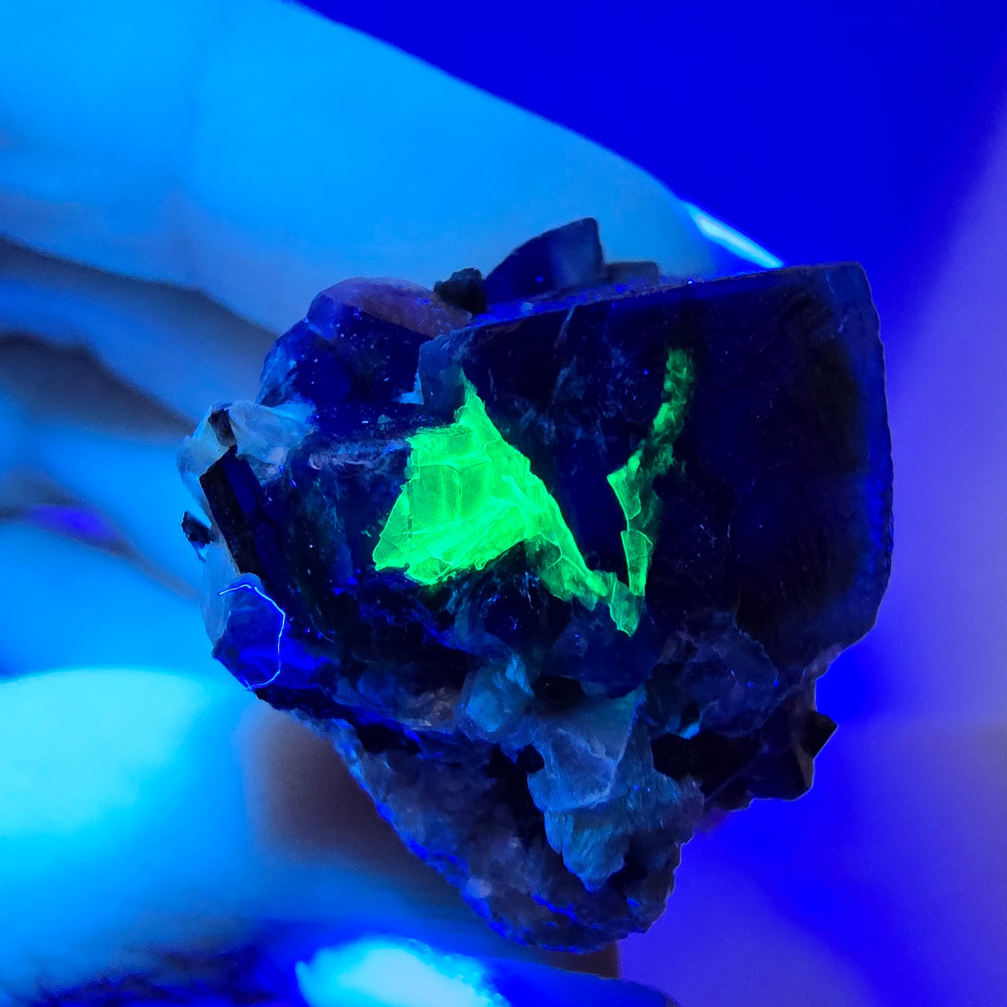Fluorite fantôme colorée, tourmaline schol, muscovite, hyalite, Erongo, Namibie, 30 x 25 x 25 mm