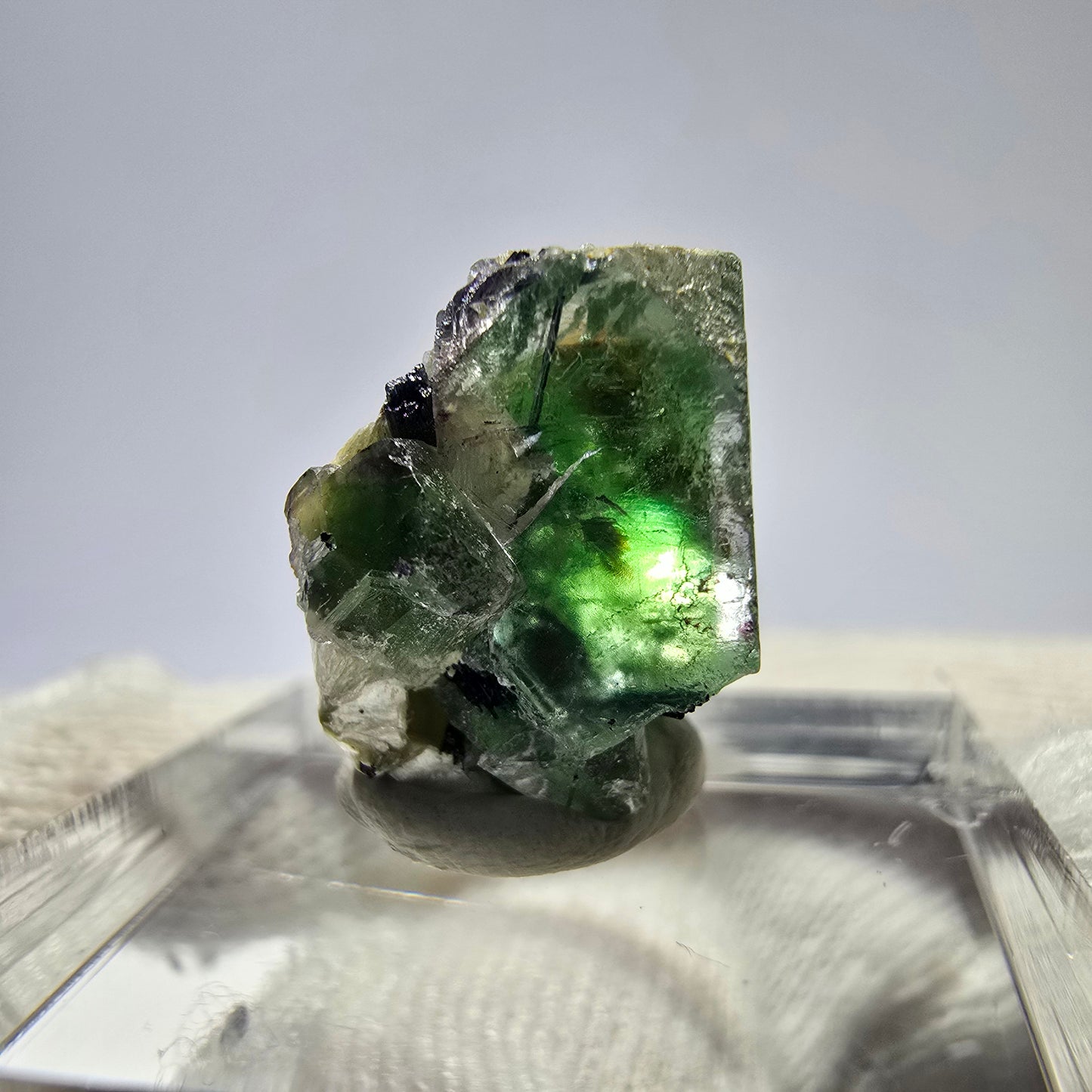 Cube de fluorite fantôme, spécimen de tourmaline scholle muscovite, Erongo, Namibie, 17 x 15 x 13 mm
