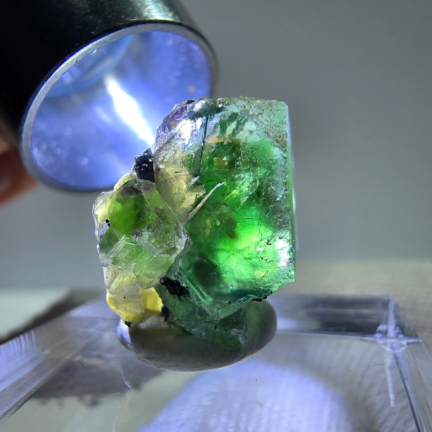 Cube de fluorite fantôme, spécimen de tourmaline scholle muscovite, Erongo, Namibie, 17 x 15 x 13 mm