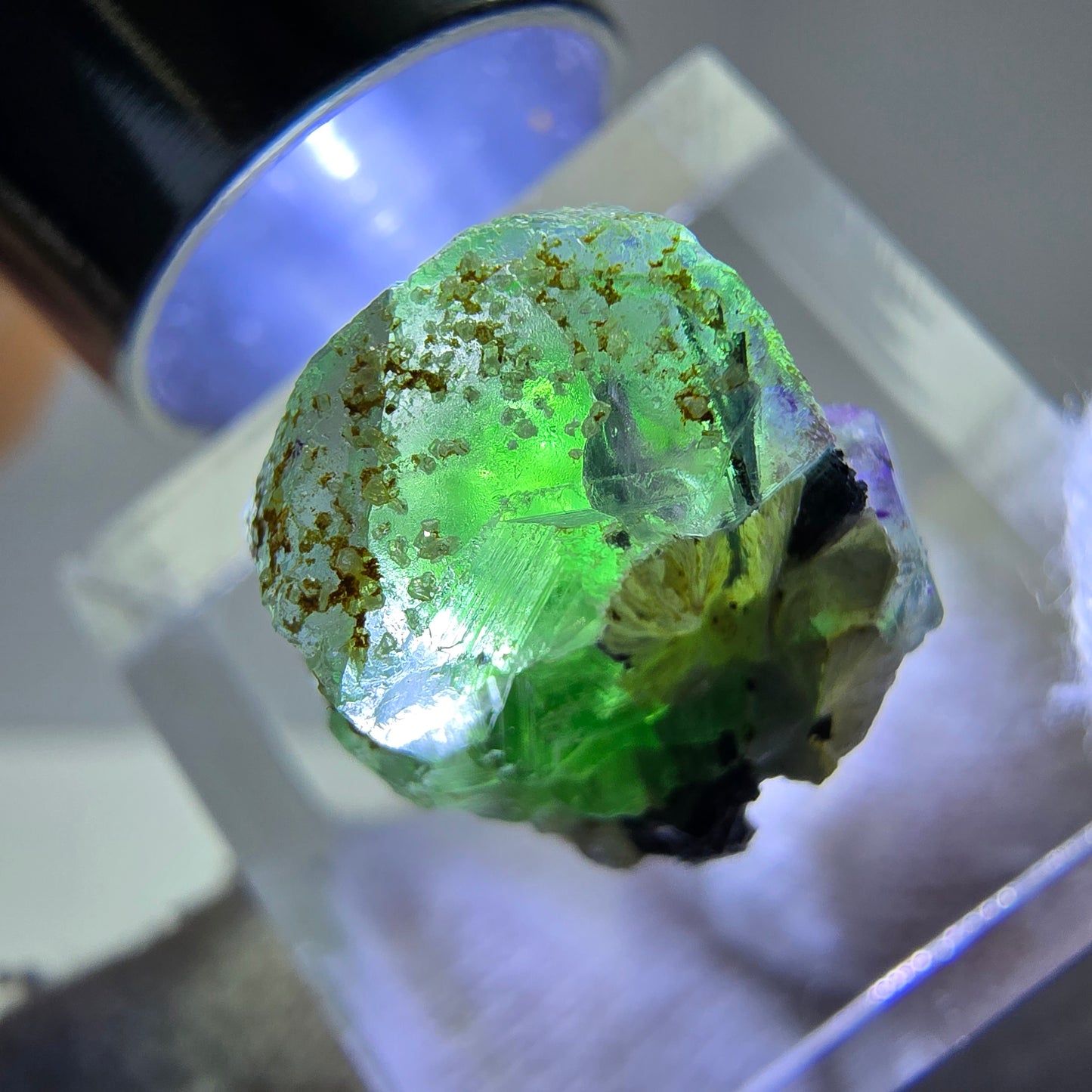 Cube de fluorite fantôme, spécimen de tourmaline scholle muscovite, Erongo, Namibie, 17 x 15 x 13 mm