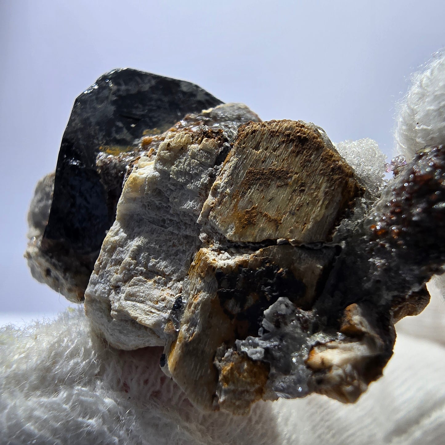Spécimen rare de tourmaline Schorl et d'opale hyalite, Erongo, Namibie, 43 x 24 x 24 mm
