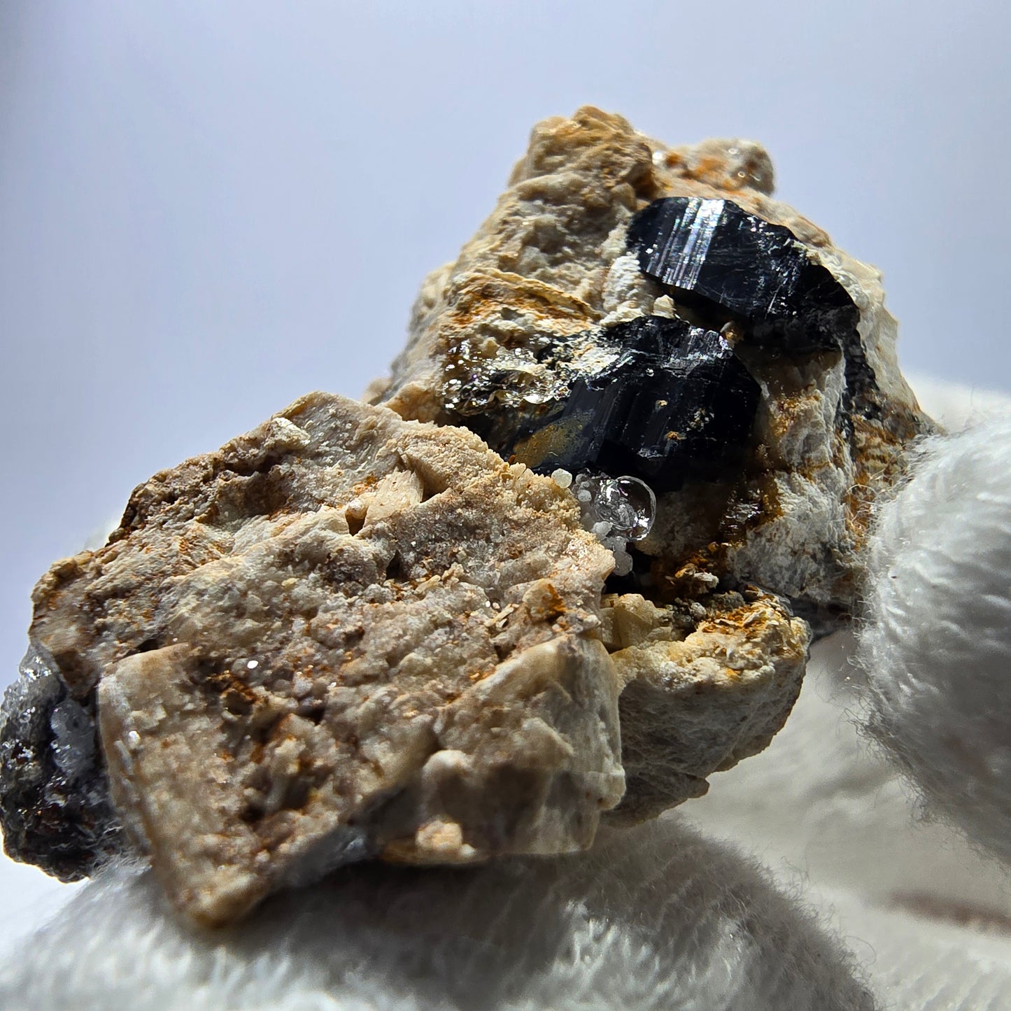 Spécimen rare de tourmaline Schorl et d'opale hyalite, Erongo, Namibie, 43 x 24 x 24 mm