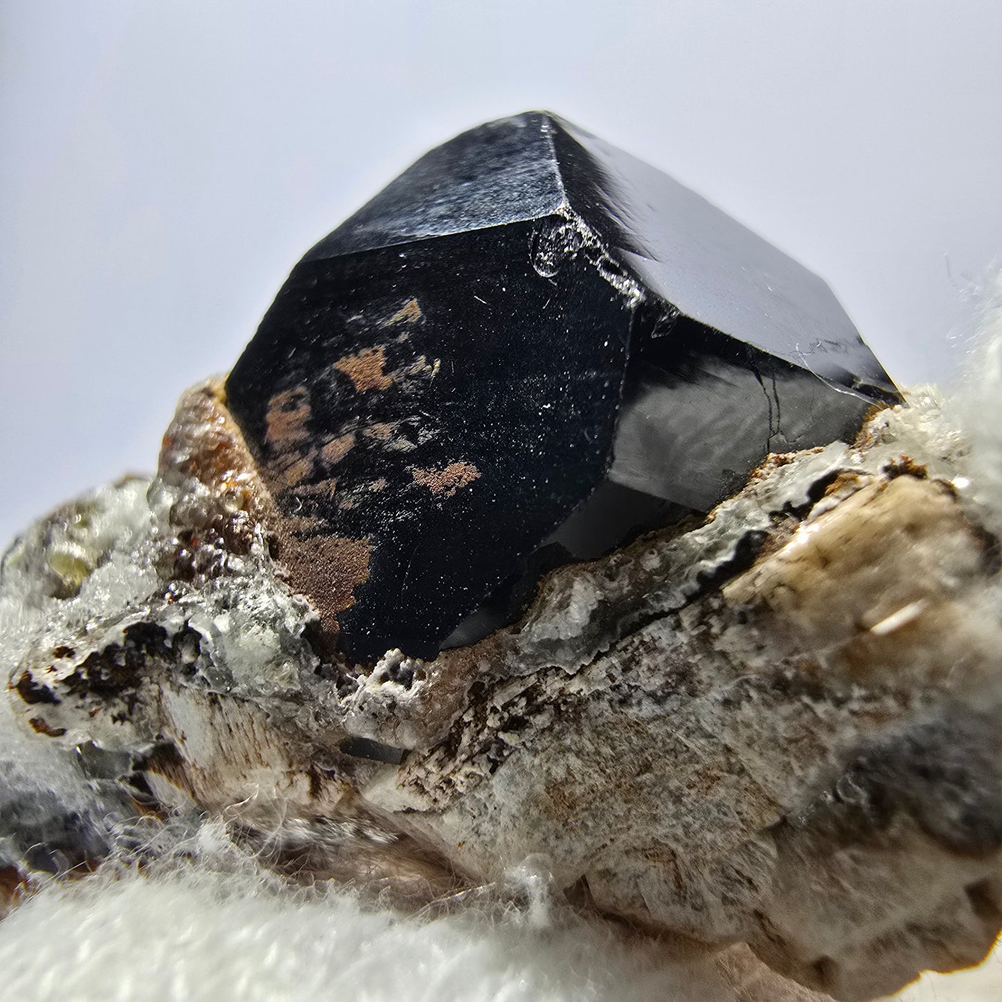 Spécimen rare de tourmaline Schorl et d'opale hyalite, Erongo, Namibie, 43 x 24 x 24 mm