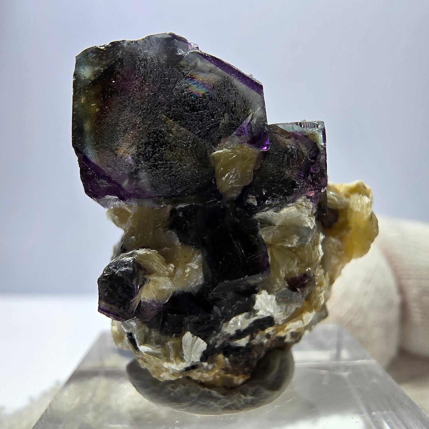 Spécimen de fluorite fantôme colorée, tourmaline scholle, muscovite, Erongo, Namibie, 27 x 24 x 18 mm