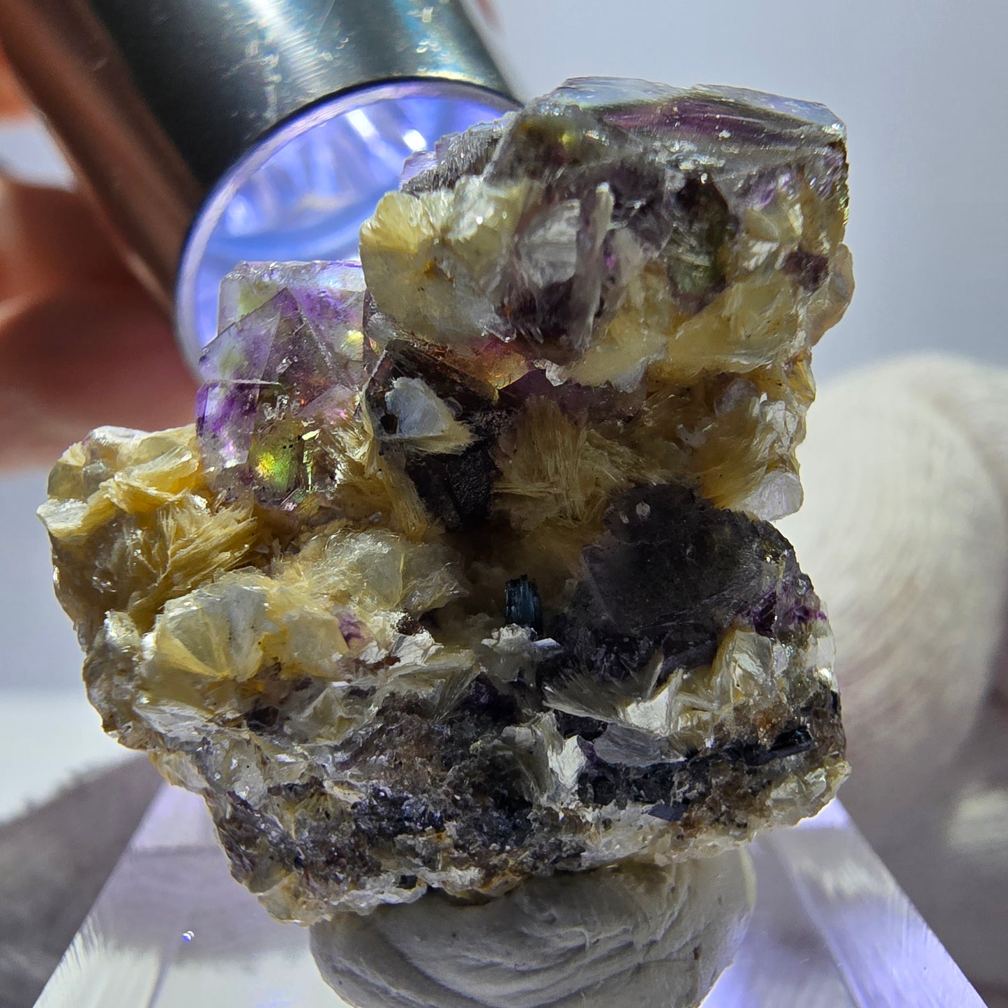 Spécimen de fluorite fantôme colorée, tourmaline scholle, muscovite, Erongo, Namibie, 27 x 24 x 18 mm