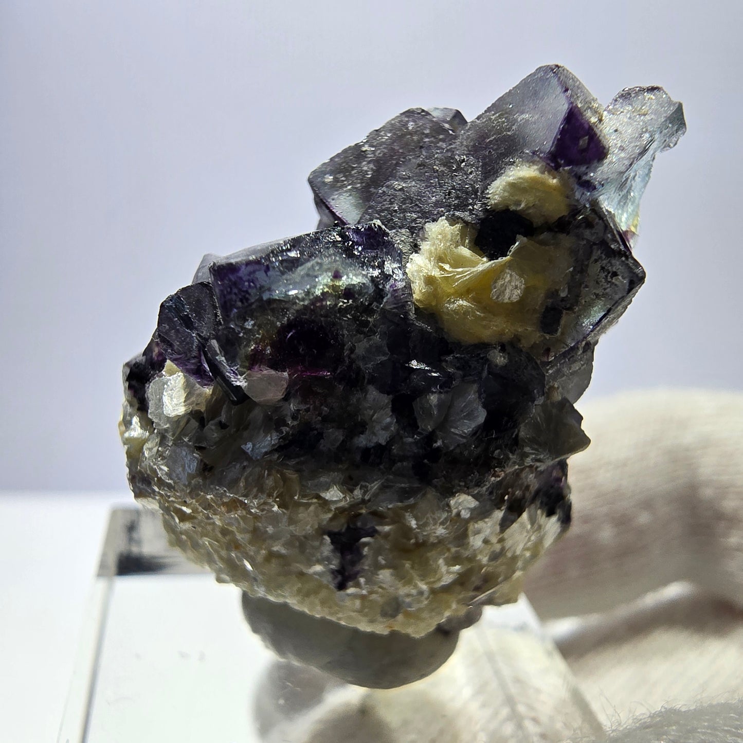 Spécimen de fluorite fantôme colorée, tourmaline schol, muscovite, quartz fumé, Erongo, Namibie, 35 x 25 x 20 mm