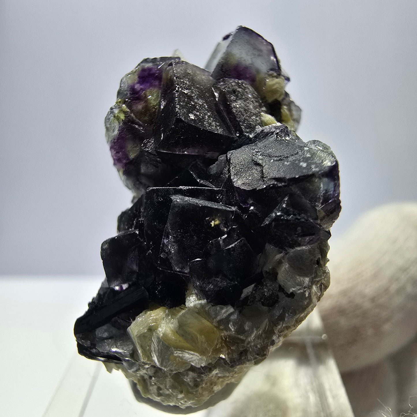 Spécimen de fluorite fantôme colorée, tourmaline schol, muscovite, quartz fumé, Erongo, Namibie, 35 x 25 x 20 mm
