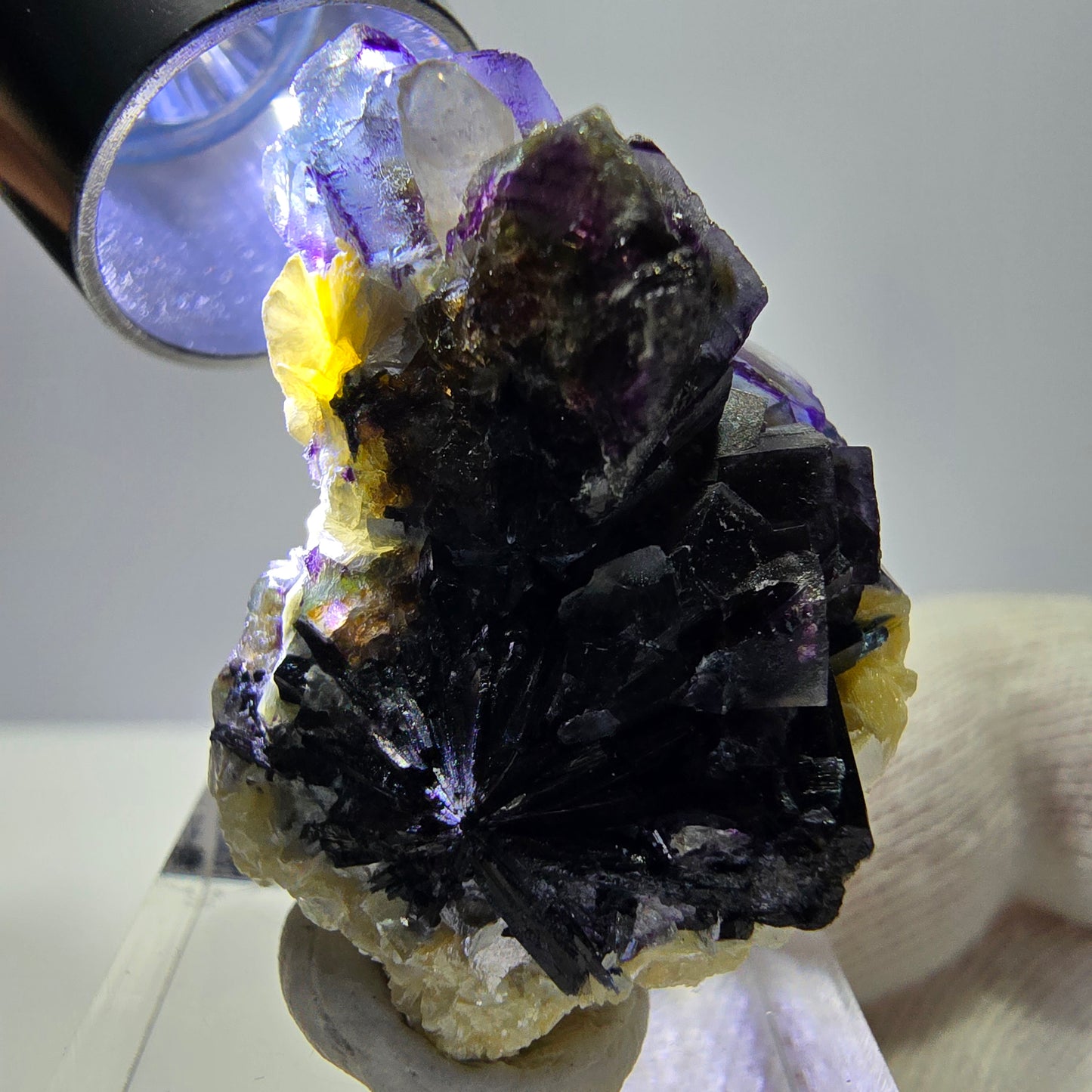 Spécimen de fluorite fantôme colorée, tourmaline schol, muscovite, quartz fumé, Erongo, Namibie, 35 x 25 x 20 mm