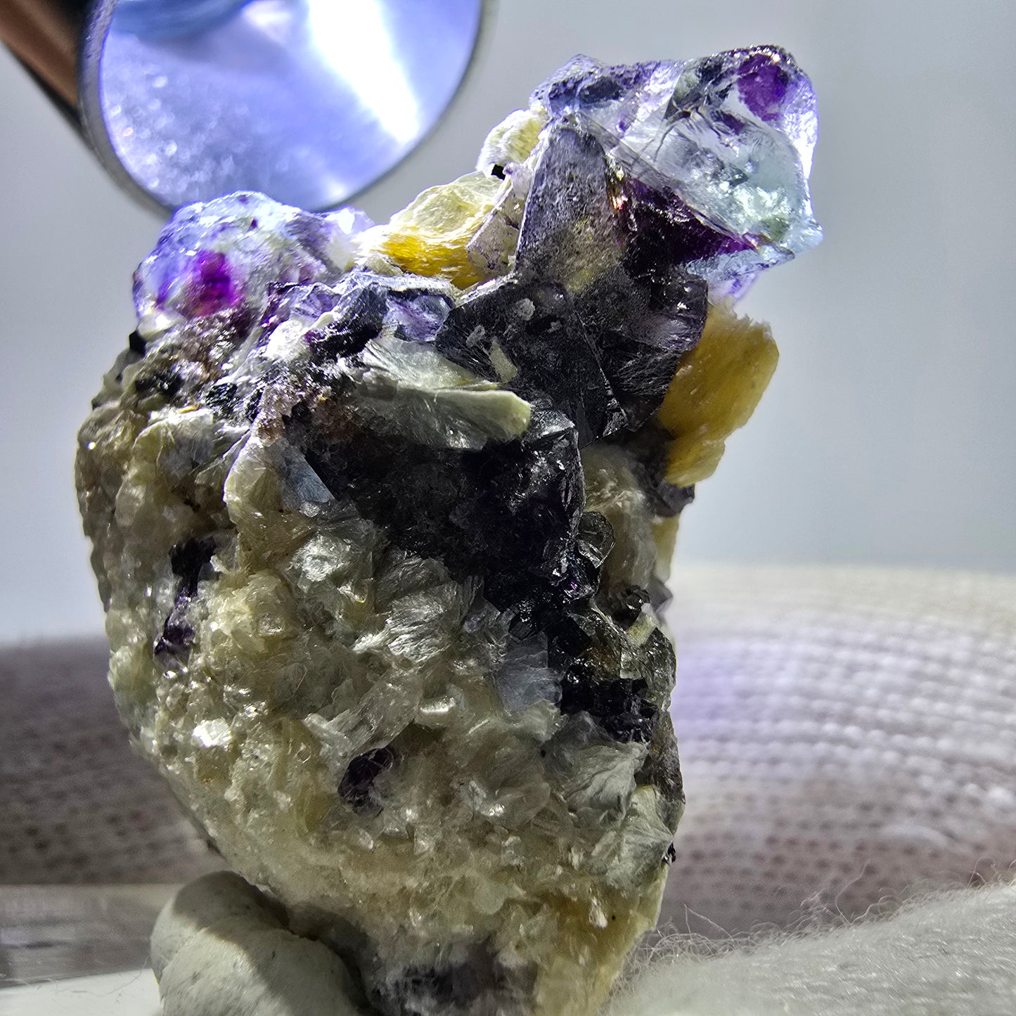 Spécimen de fluorite fantôme colorée, tourmaline schol, muscovite, quartz fumé, Erongo, Namibie, 35 x 25 x 20 mm