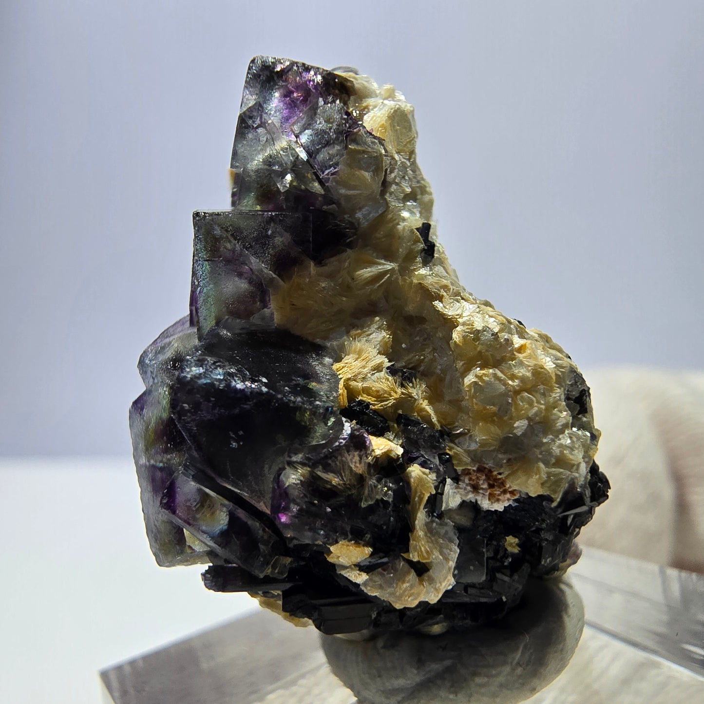 Spécimen de fluorite fantôme colorée, tourmaline scholle, muscovite, Erongo, Namibie, 30 x 19 x 20 mm