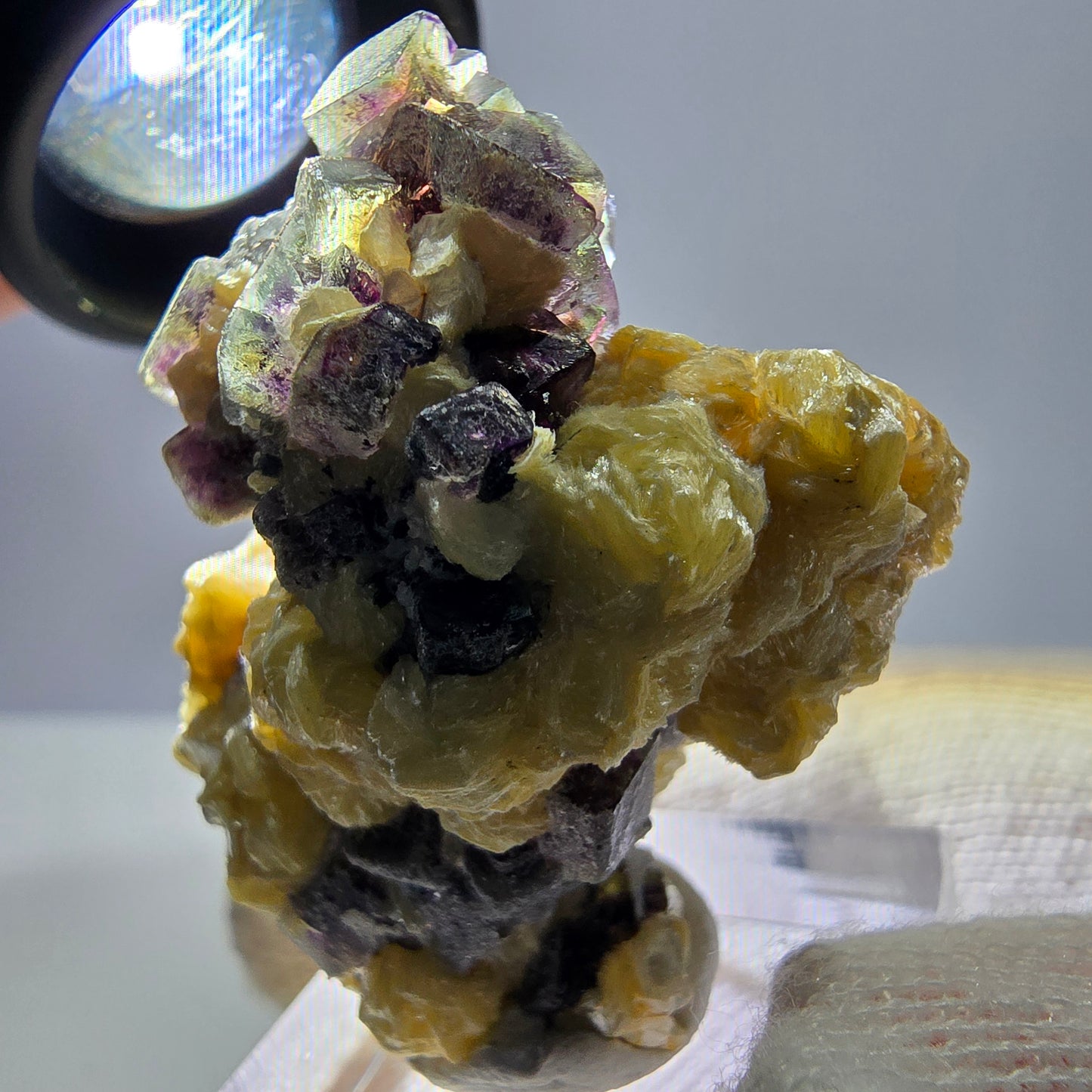 Cubes de fluorite fantôme colorés, spécimen de muscovite, Erongo, Namibie, 43 x 35 x 25 mm