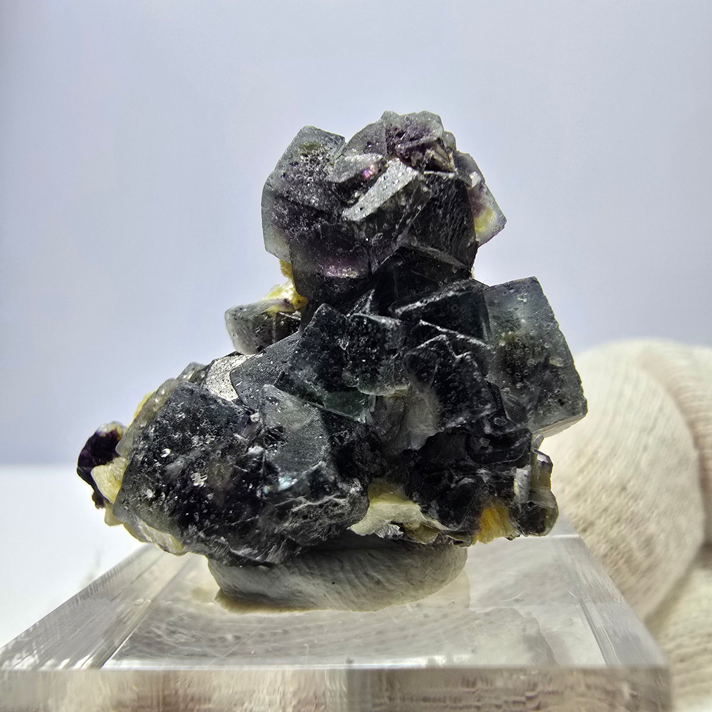 Cubes de fluorite fantôme colorés, spécimen de muscovite, Erongo, Namibie, 31 x 25 x 23 mm