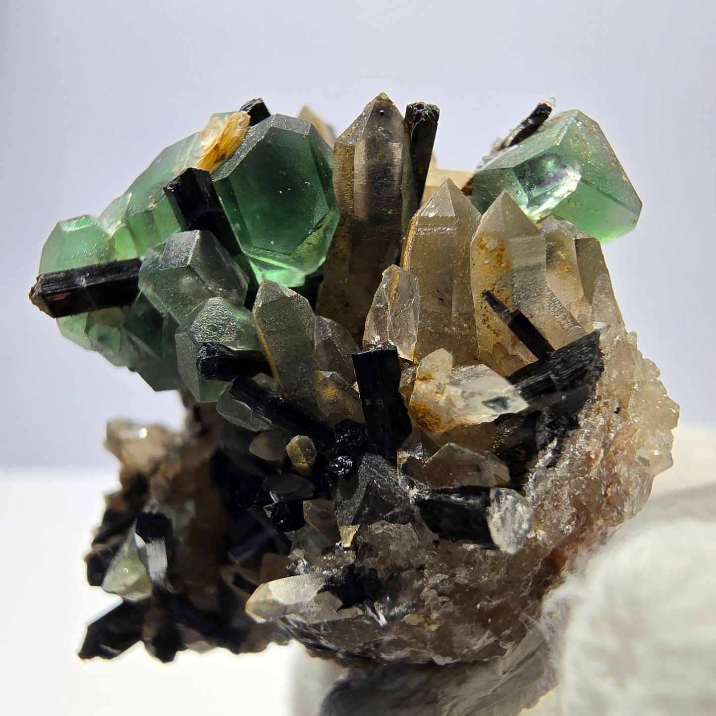 Fluorite fantôme hexagonale, tourmaline Schörl, quartz fumé, hyalite, Erongo, Namibie, 34 x 30 x 31 mm