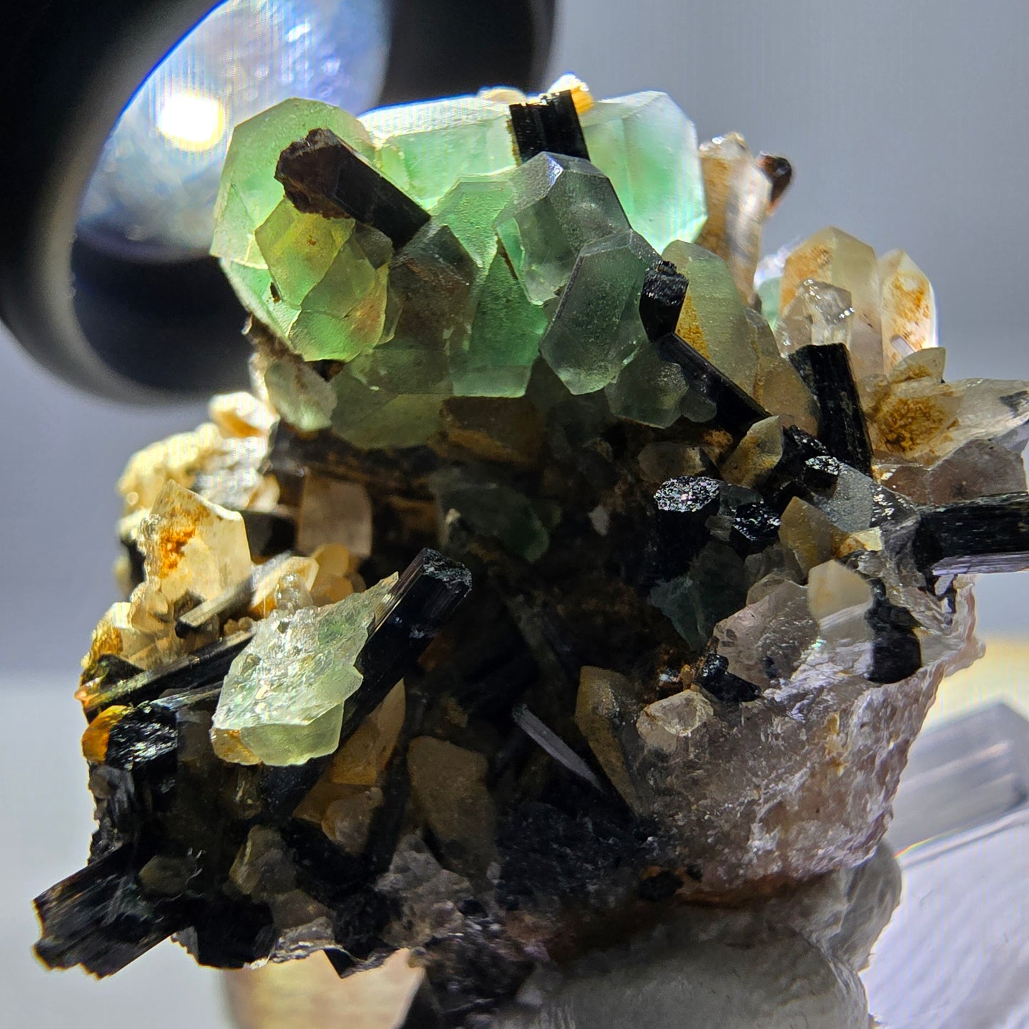 Fluorite fantôme hexagonale, tourmaline Schörl, quartz fumé, hyalite, Erongo, Namibie, 34 x 30 x 31 mm