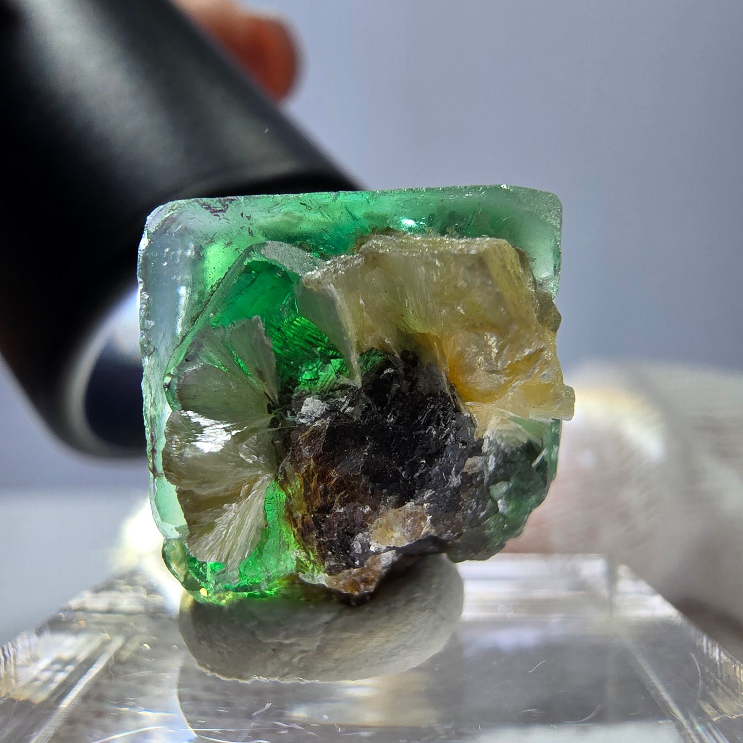 Cube de fluorite fantôme zonal, spécimen de muscovite, Erongo, Namibie, 16 x 15 x 15 mm