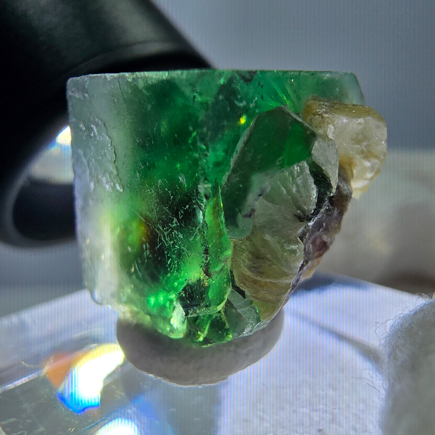 Cube de fluorite fantôme zonal, spécimen de muscovite, Erongo, Namibie, 16 x 15 x 15 mm