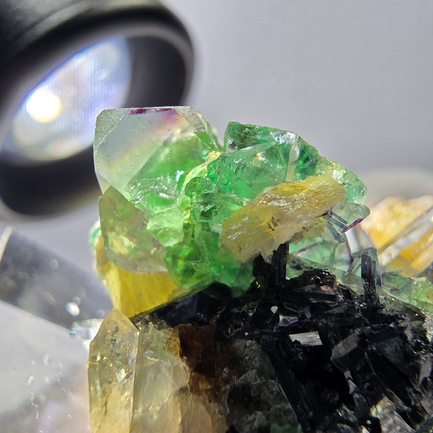 Spécimen de fluorite fantôme, tourmaline Schorl et quartz fumé, Erongo, Namibie, 30 x 22 x 22 mm