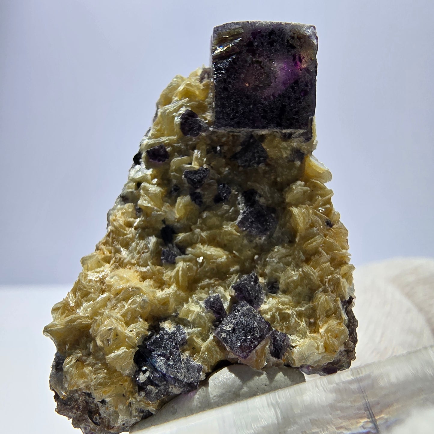 Spécimen de fluorite fantôme colorée, tourmaline scholle, muscovite, Erongo, Namibie, 36 x 28 x 16 mm