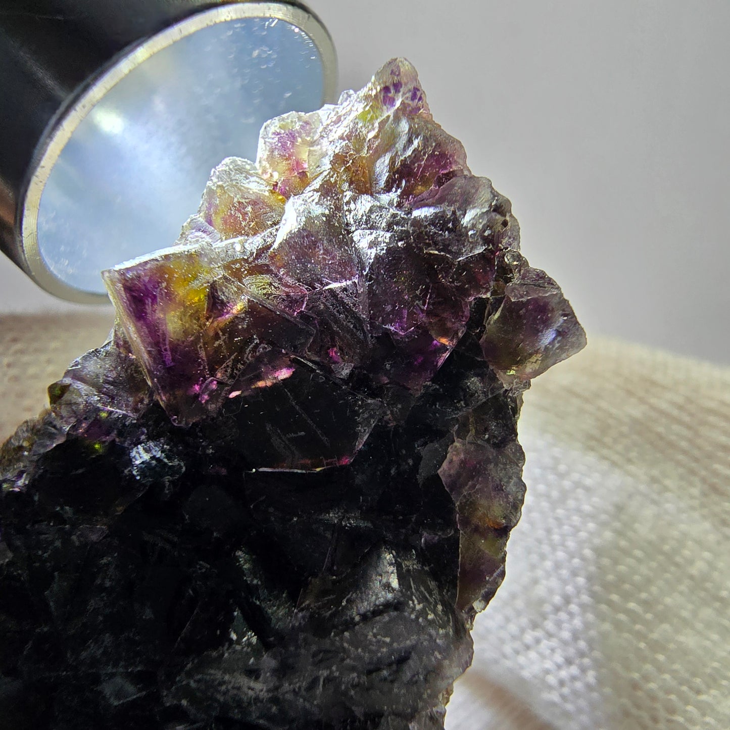 Spécimen de fluorite fantôme colorée, tourmaline scholle, muscovite, Erongo, Namibie, 36 x 28 x 16 mm