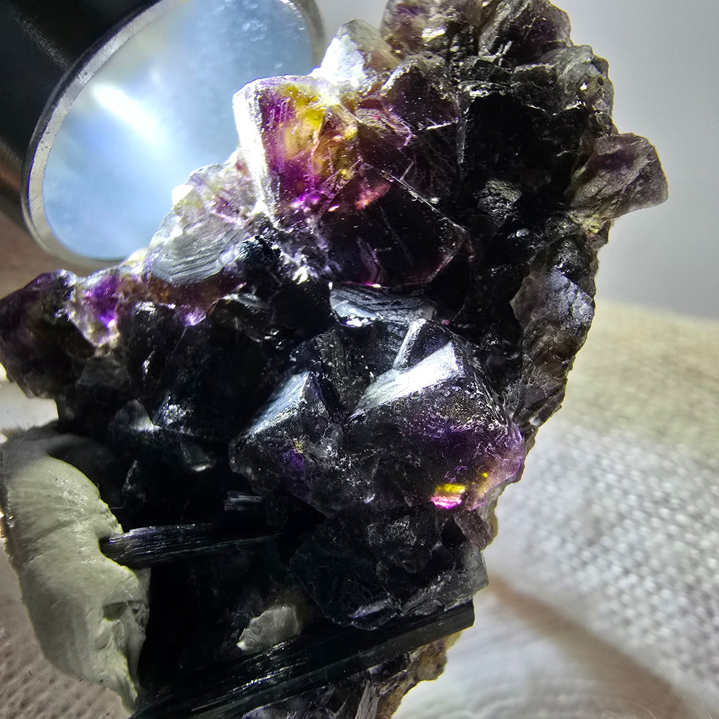 Spécimen de fluorite fantôme colorée, tourmaline scholle, muscovite, Erongo, Namibie, 36 x 28 x 16 mm