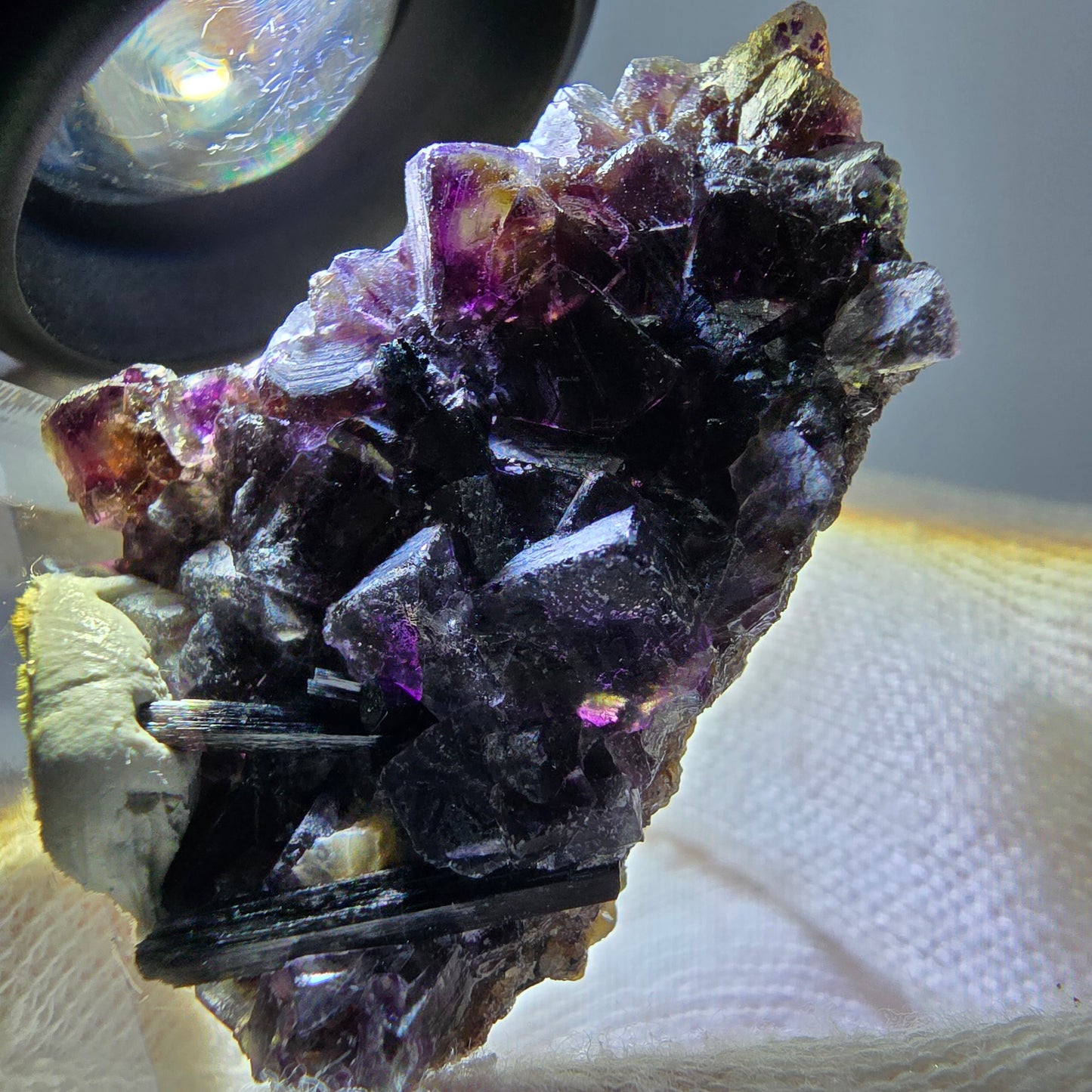 Spécimen de fluorite fantôme colorée, tourmaline scholle, muscovite, Erongo, Namibie, 36 x 28 x 16 mm