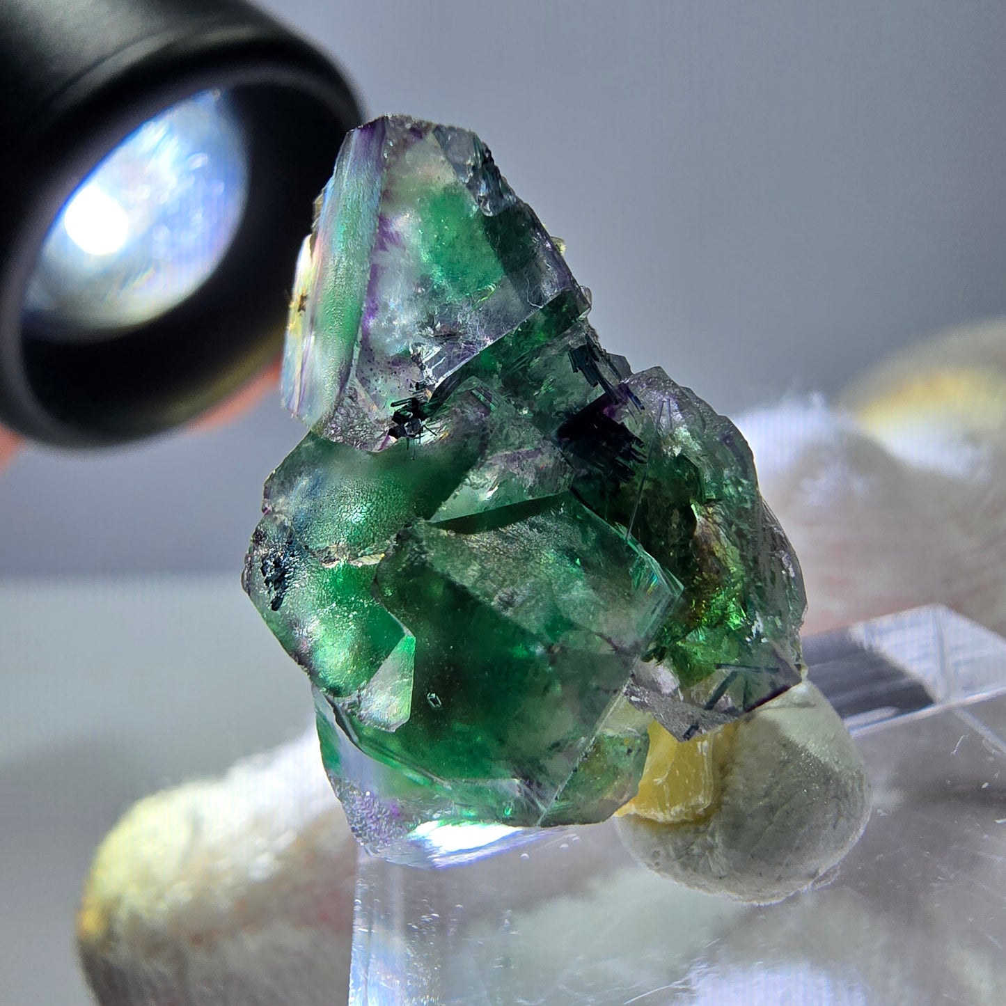 Cube de fluorite fantôme zonal, tourmaline muscovite Schorl Erongo Namibie 26 x 19 x 15 mm