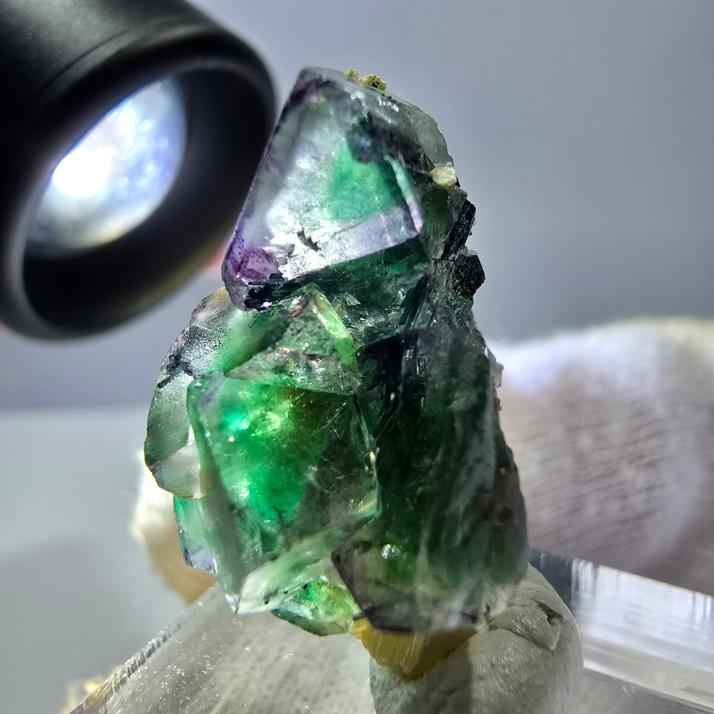 Cube de fluorite fantôme zonal, tourmaline muscovite Schorl Erongo Namibie 26 x 19 x 15 mm