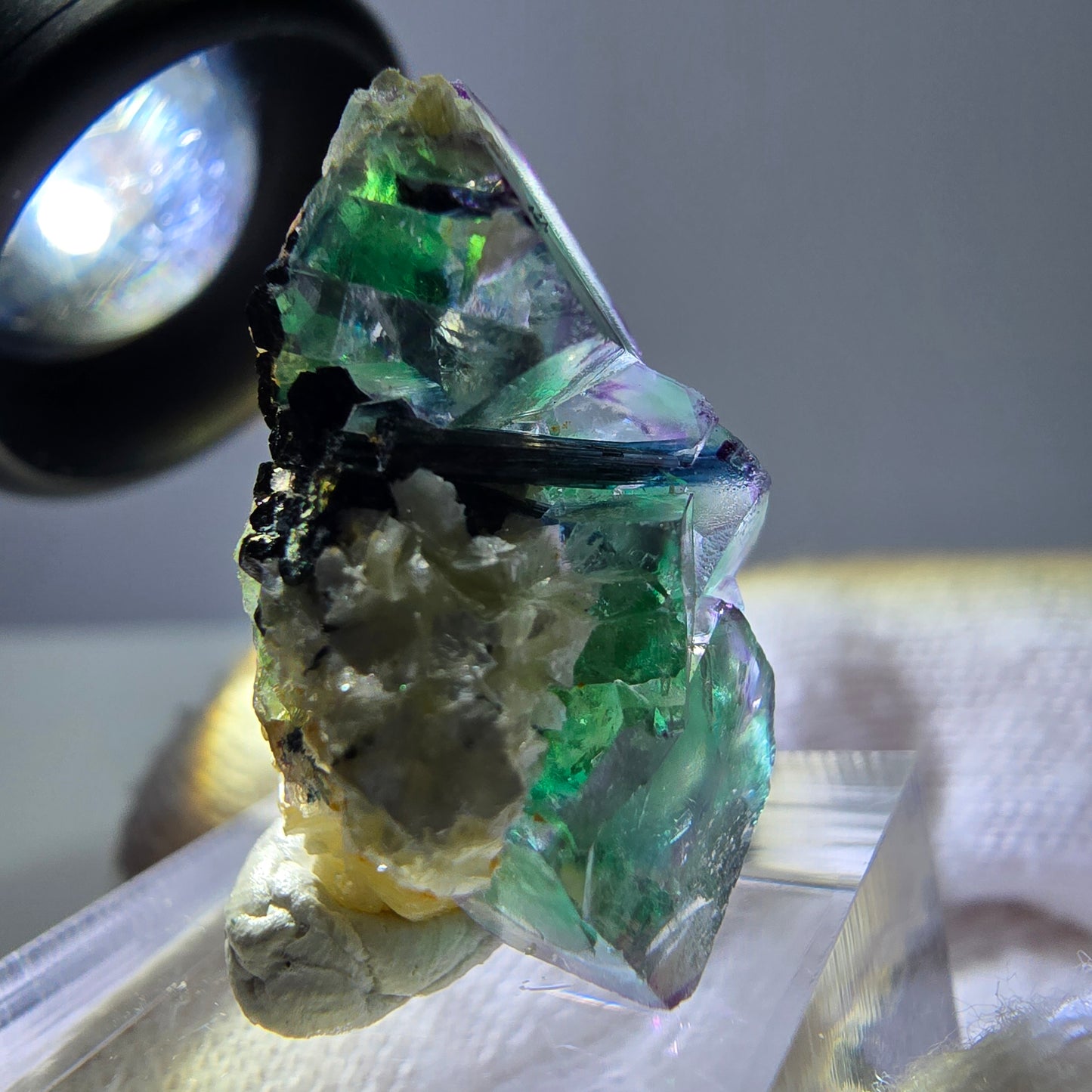 Cube de fluorite fantôme zonal, tourmaline muscovite Schorl Erongo Namibie 26 x 19 x 15 mm