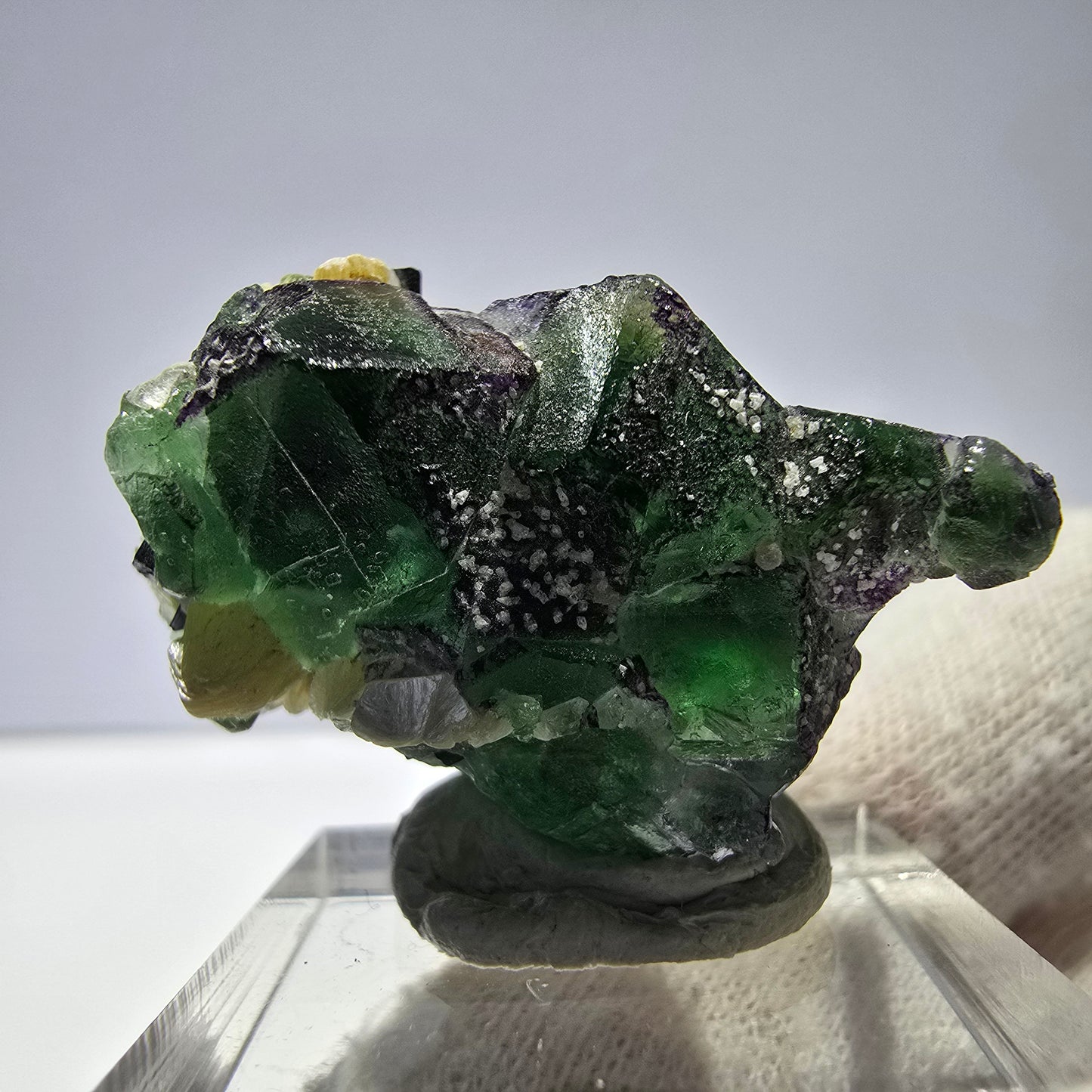 Cube de fluorite fantôme zonal, tourmaline muscovite Schorl Erongo Namibie 36 x 22 x 19 mm