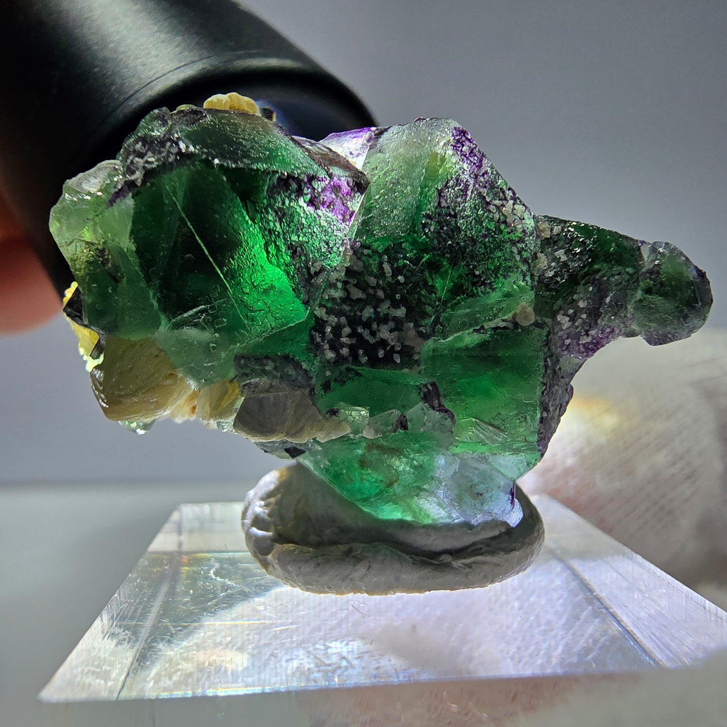 Cube de fluorite fantôme zonal, tourmaline muscovite Schorl Erongo Namibie 36 x 22 x 19 mm