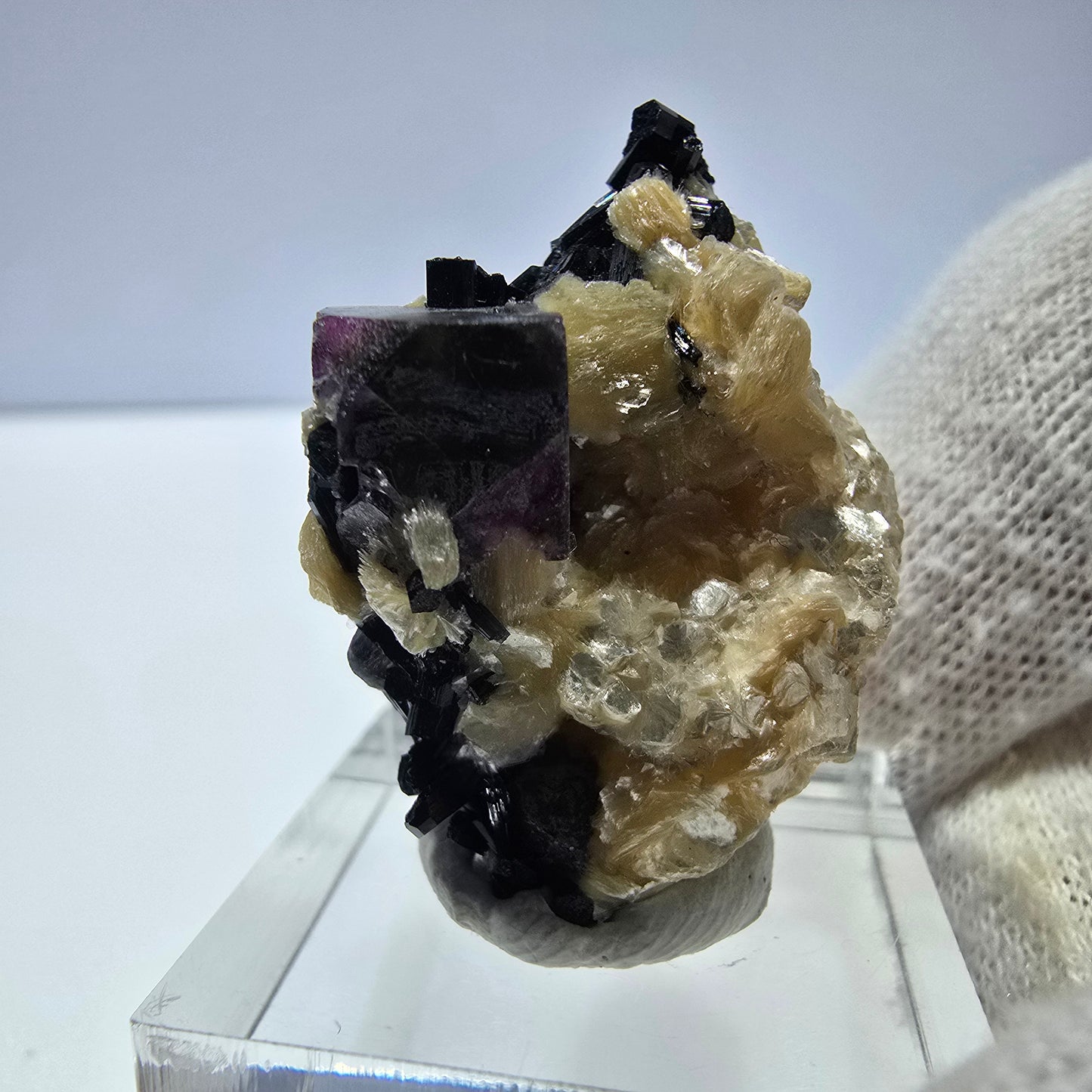 Spécimen de fluorite fantôme colorée, tourmaline scholle, muscovite, Erongo, Namibie, 33 x 25 x 19 mm