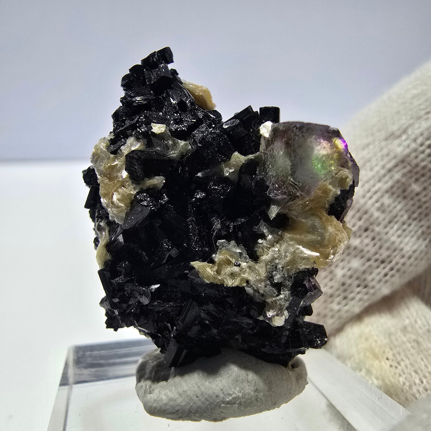 Spécimen de fluorite fantôme colorée, tourmaline scholle, muscovite, Erongo, Namibie, 33 x 25 x 19 mm