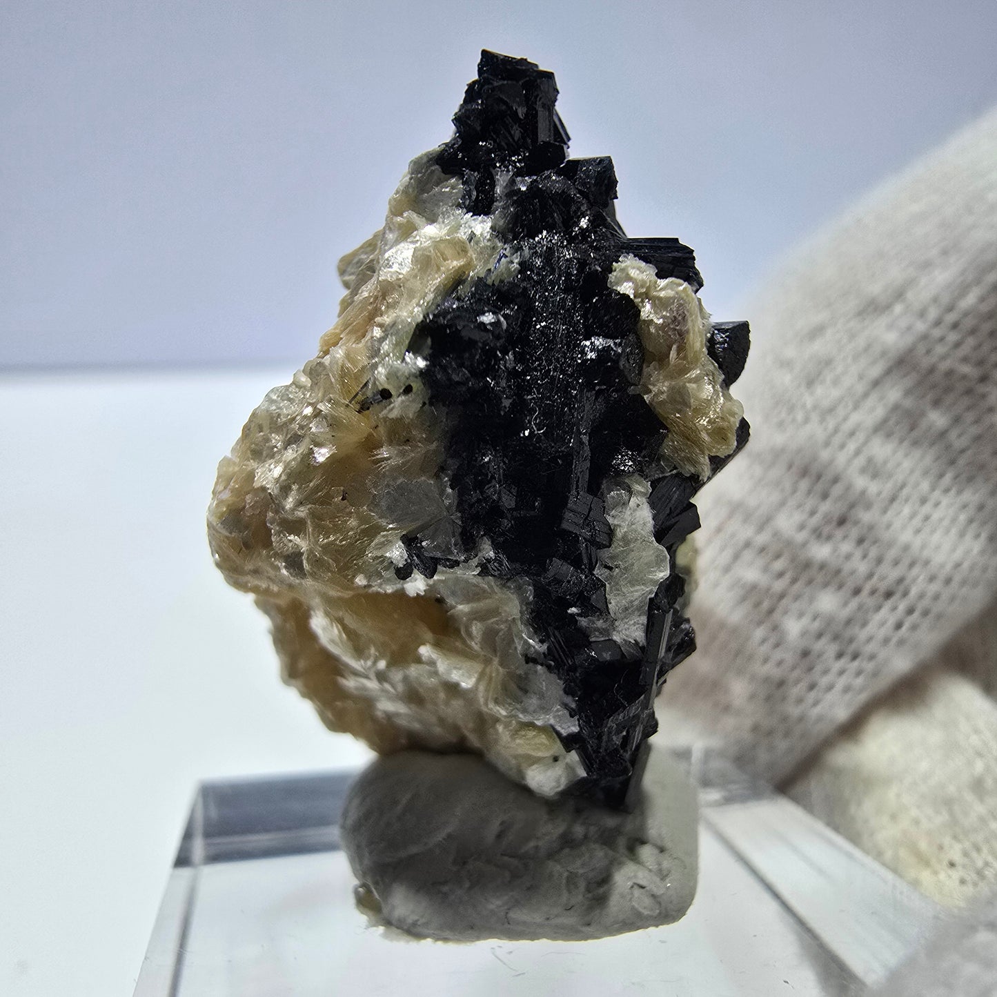 Spécimen de fluorite fantôme colorée, tourmaline scholle, muscovite, Erongo, Namibie, 33 x 25 x 19 mm