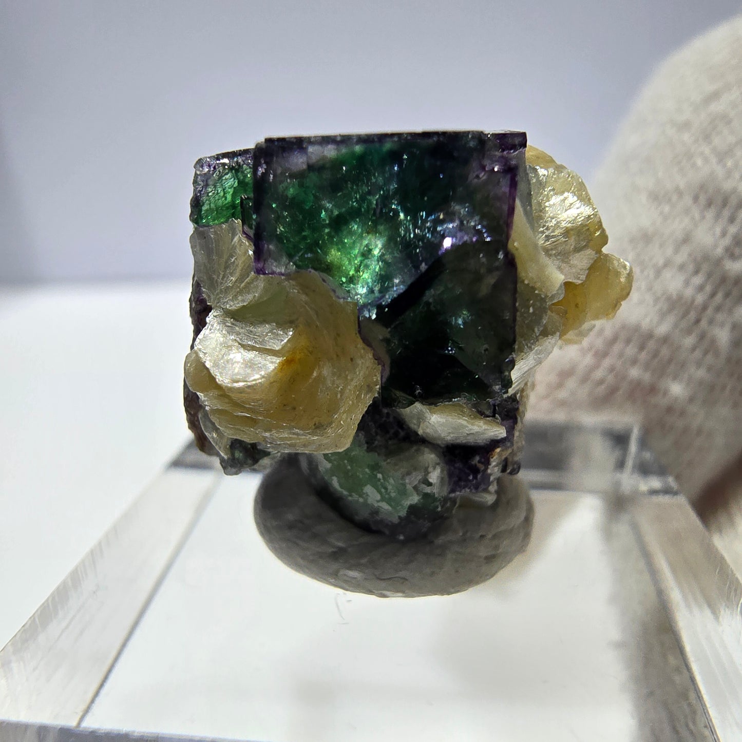 Cube de fluorite fantôme zonal, muscovite, spécimen d'hyalite, Erongo, Namibie, 18 x 19 x 17 mm